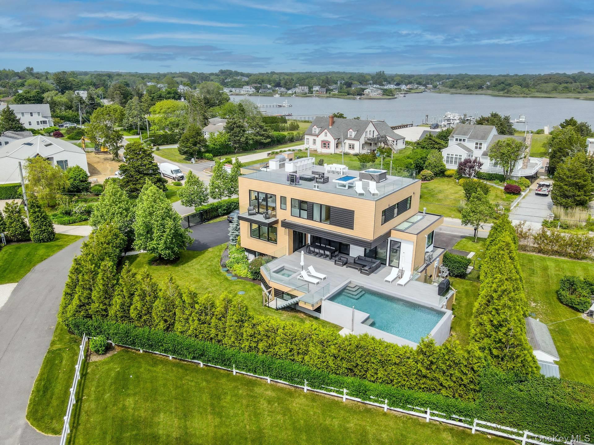 8 Middle Pond Lane, Southampton, NY 11968