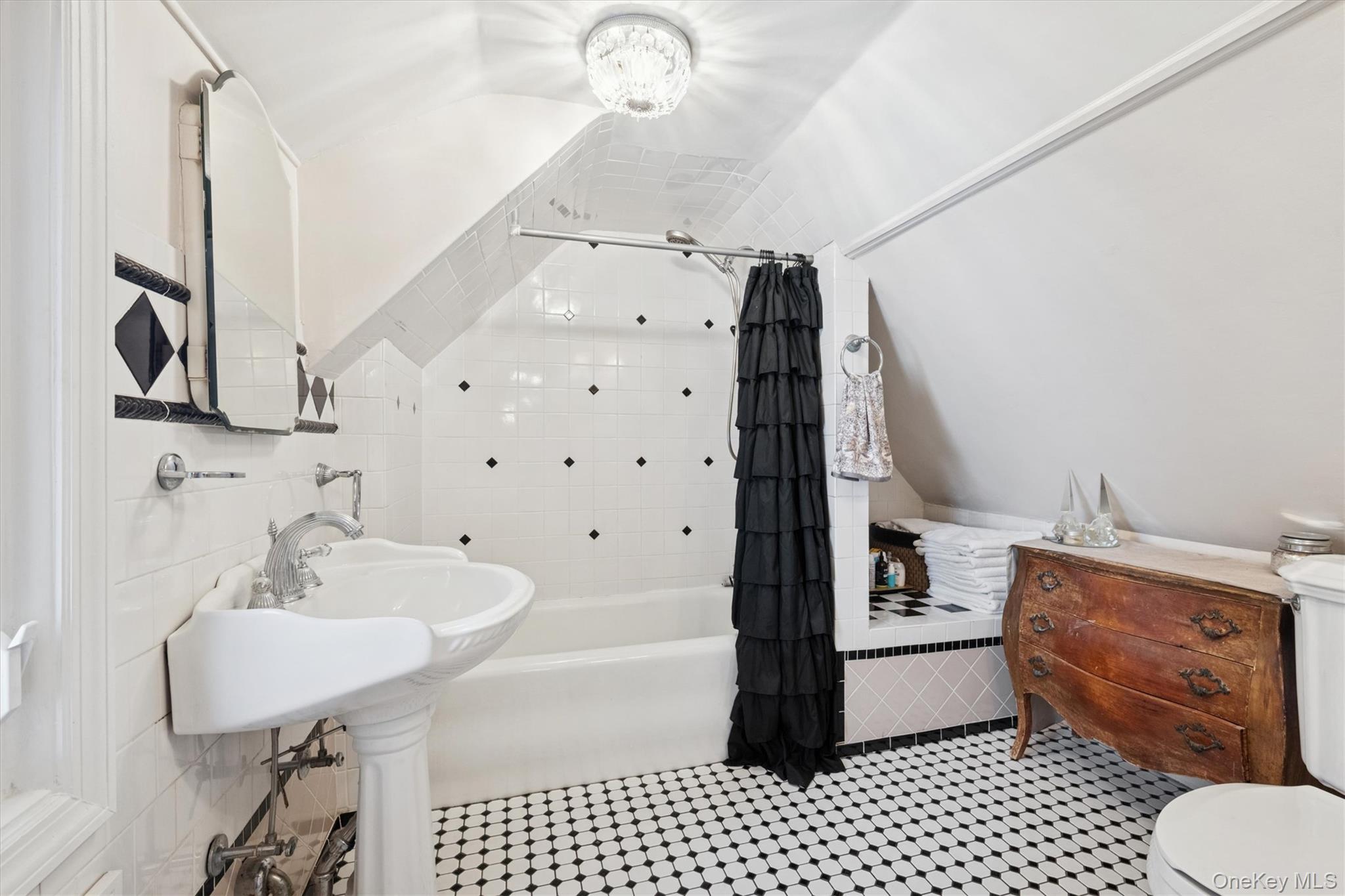 5211 Redfield Street, Douglaston, NY 11362