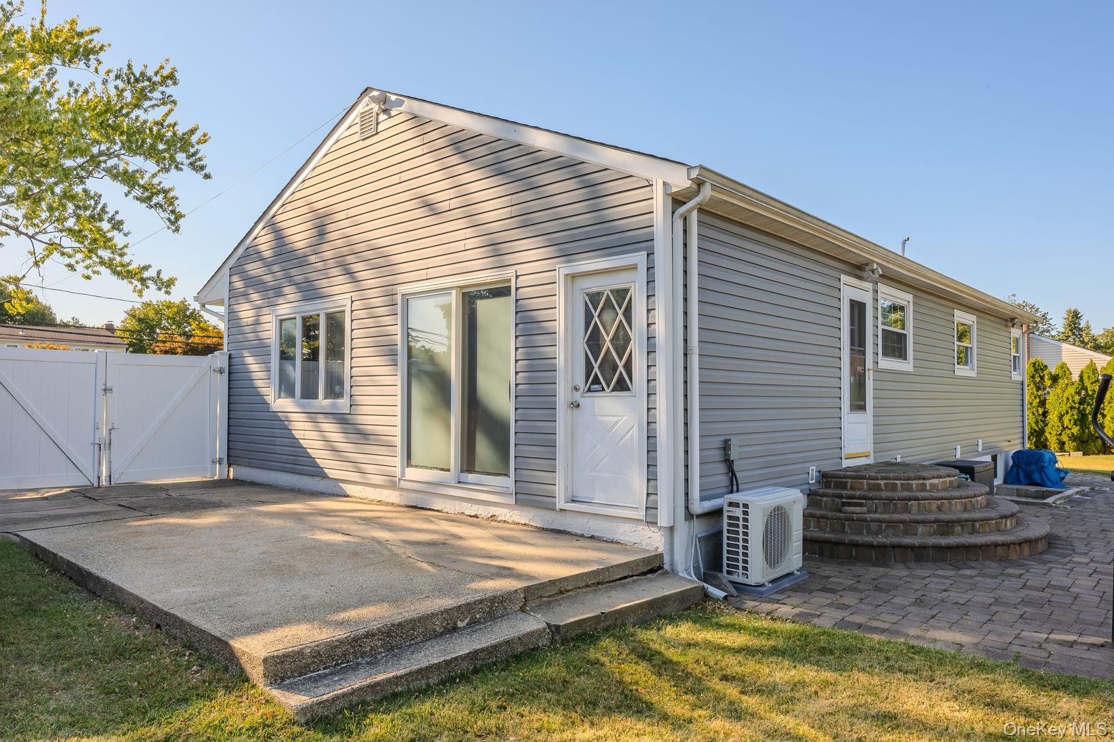 375 Oakland Avenue, Central Islip, NY 11722