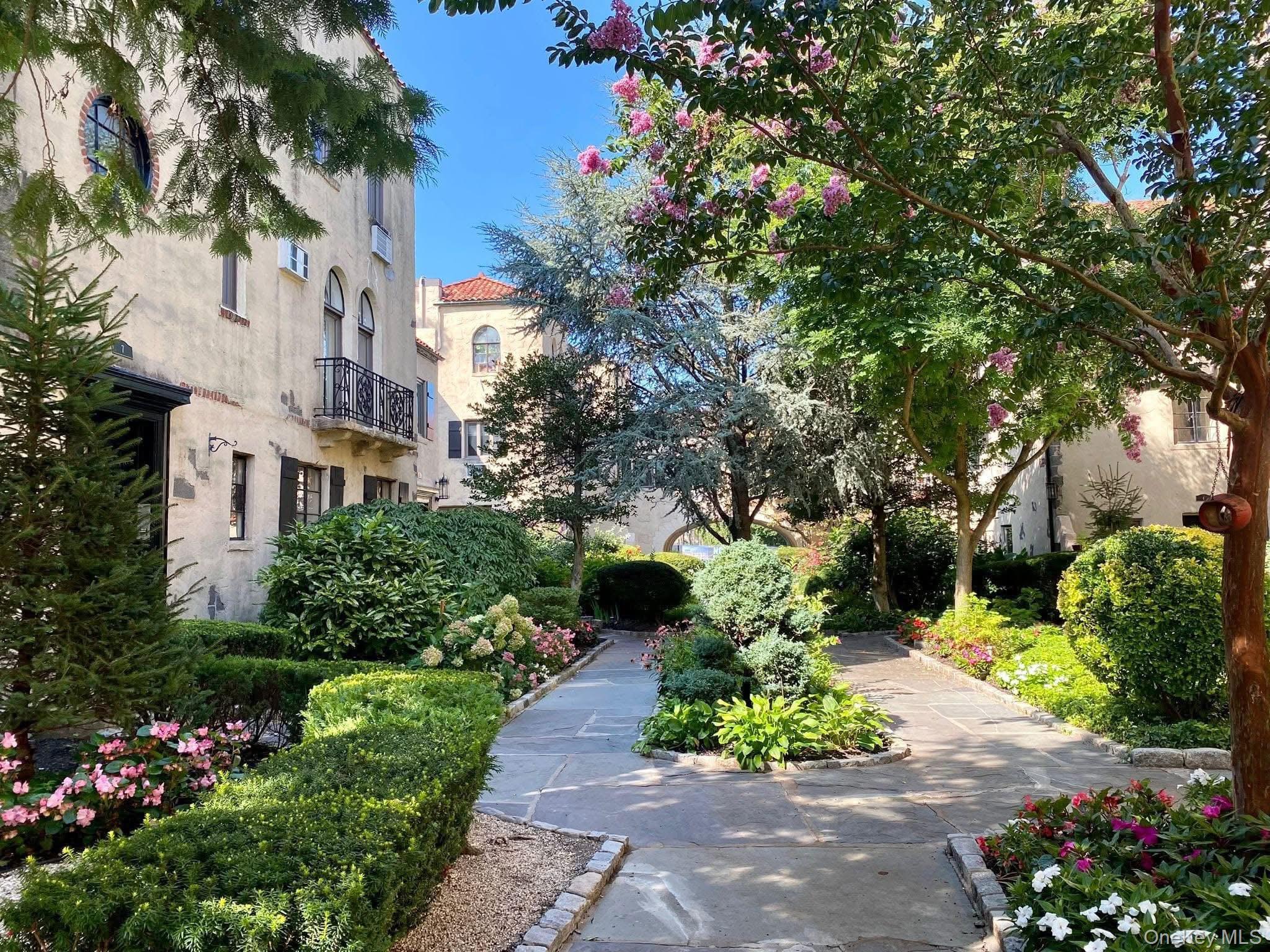 215 Middle Neck Road # D3, Great Neck, NY 11021