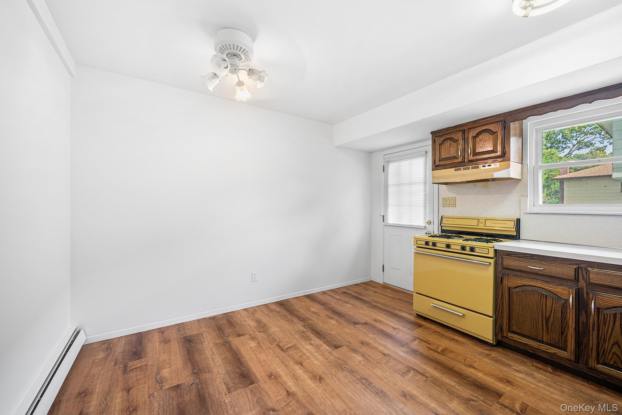 128 N Windhorst Avenue, Bethpage, NY 11714