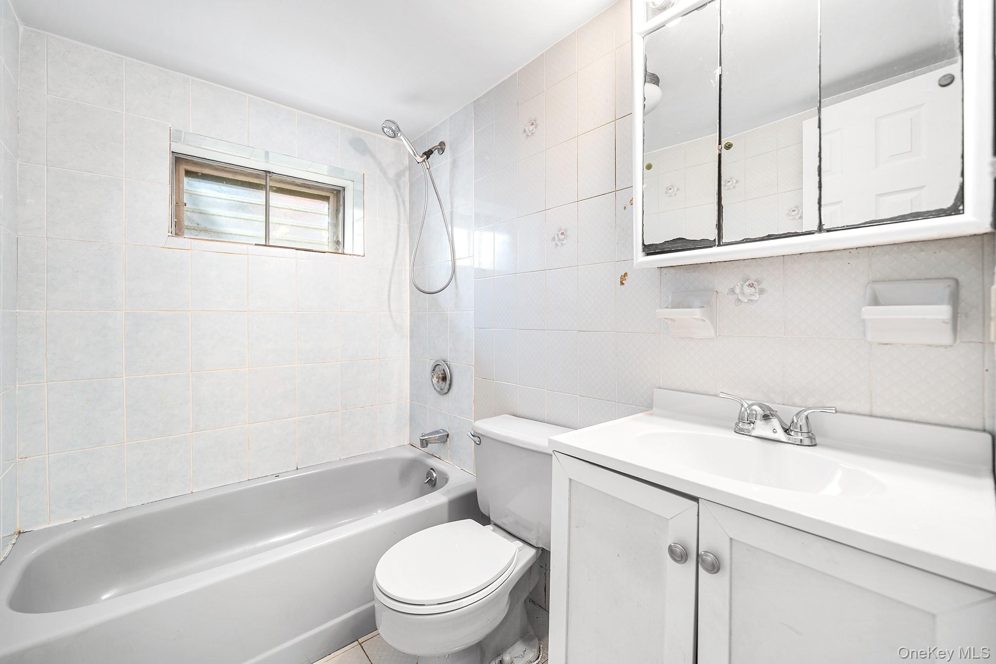 128 N Windhorst Avenue, Bethpage, NY 11714