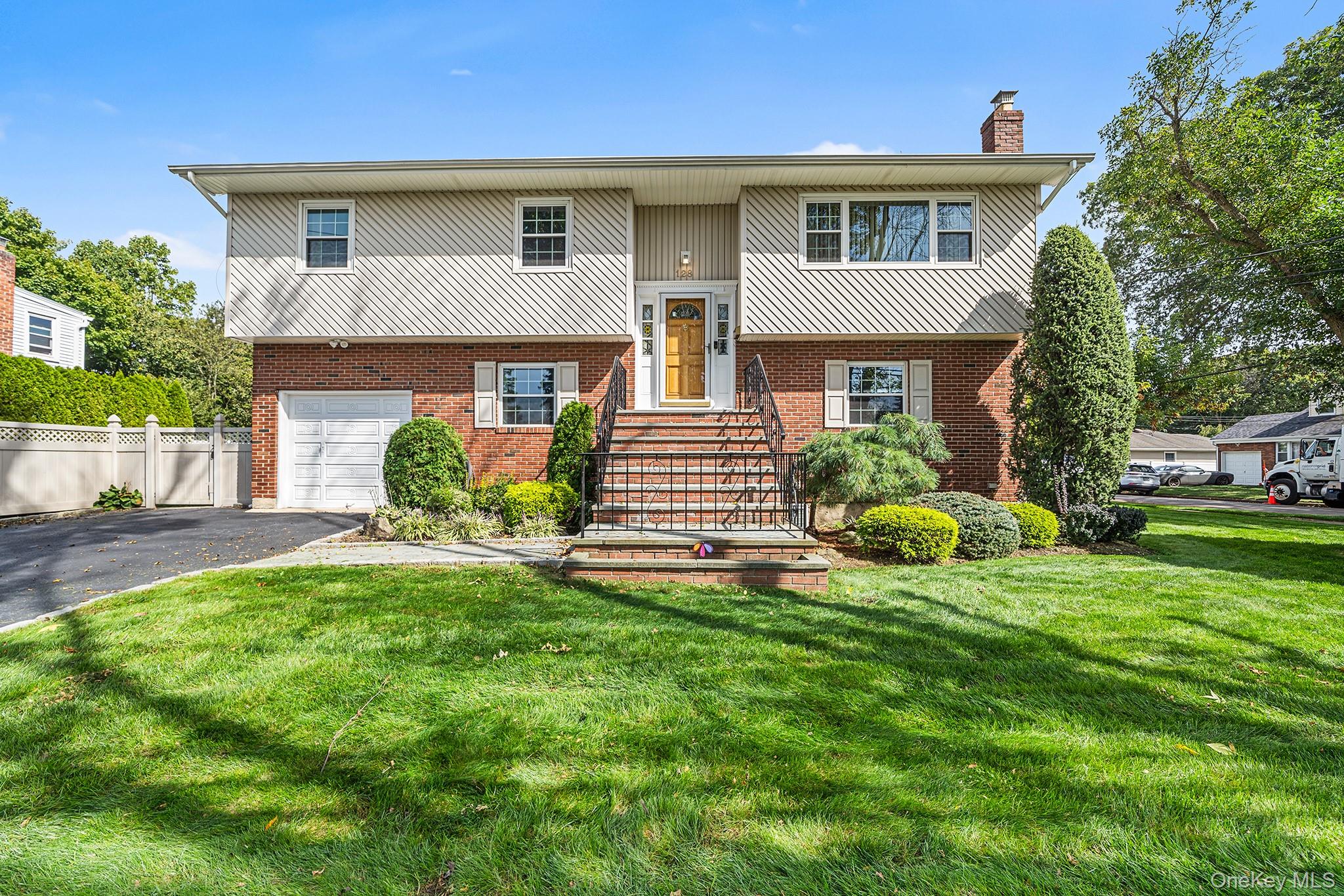 128 N Windhorst Avenue, Bethpage, NY 11714