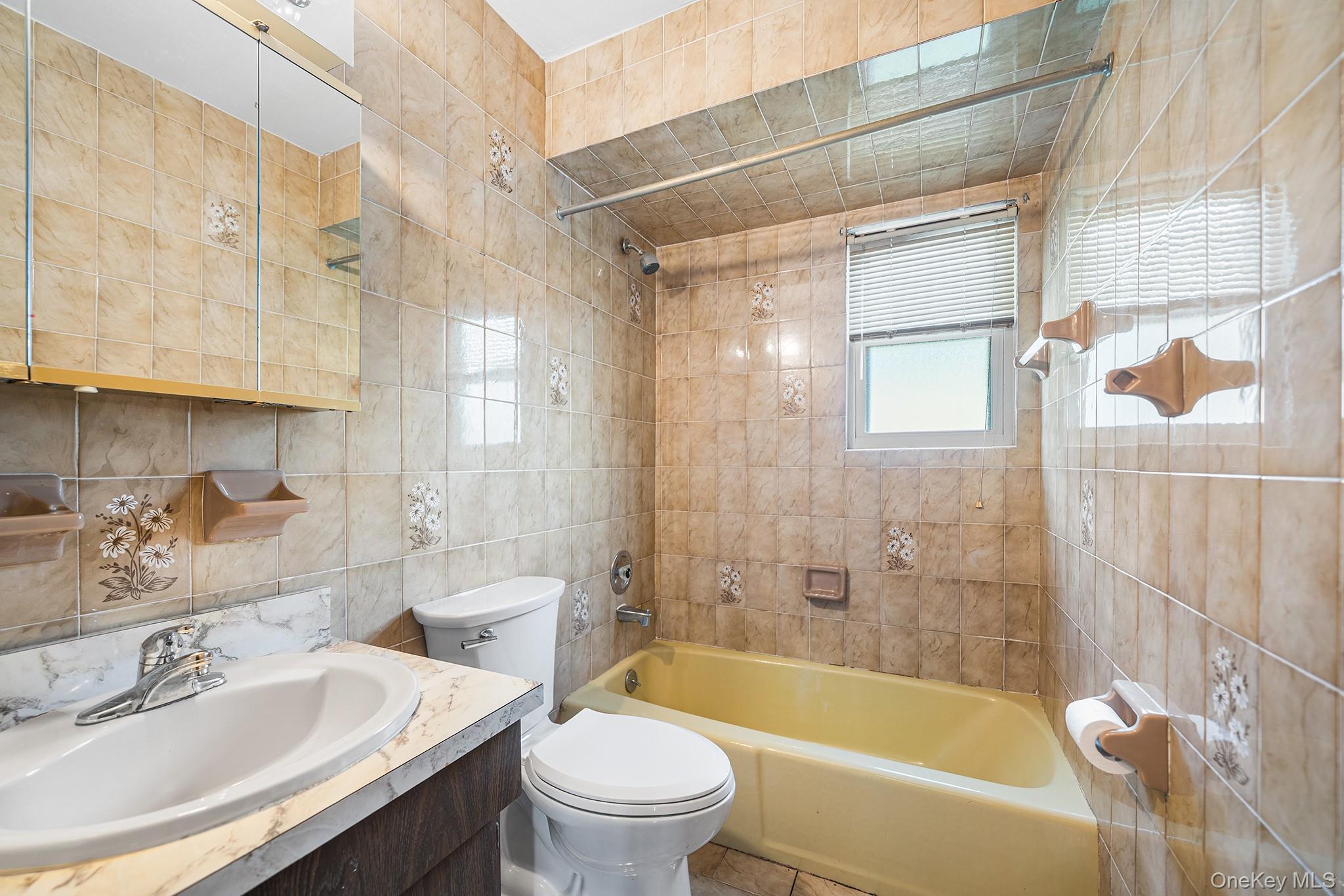 128 N Windhorst Avenue, Bethpage, NY 11714