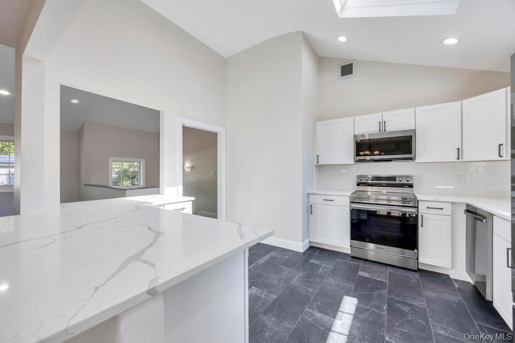 2 Pearl Place, Greenlawn, NY 11740