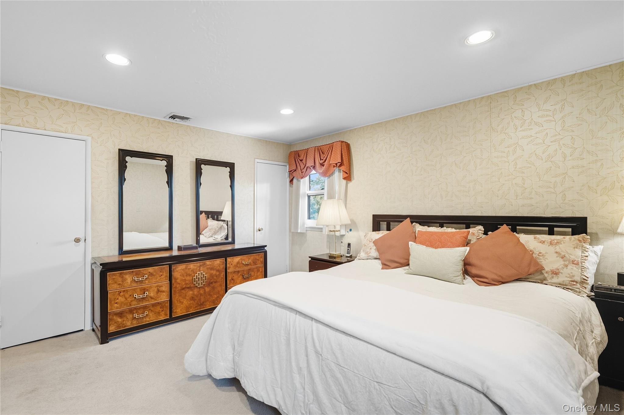 17 Center Drive, Syosset, NY 11791