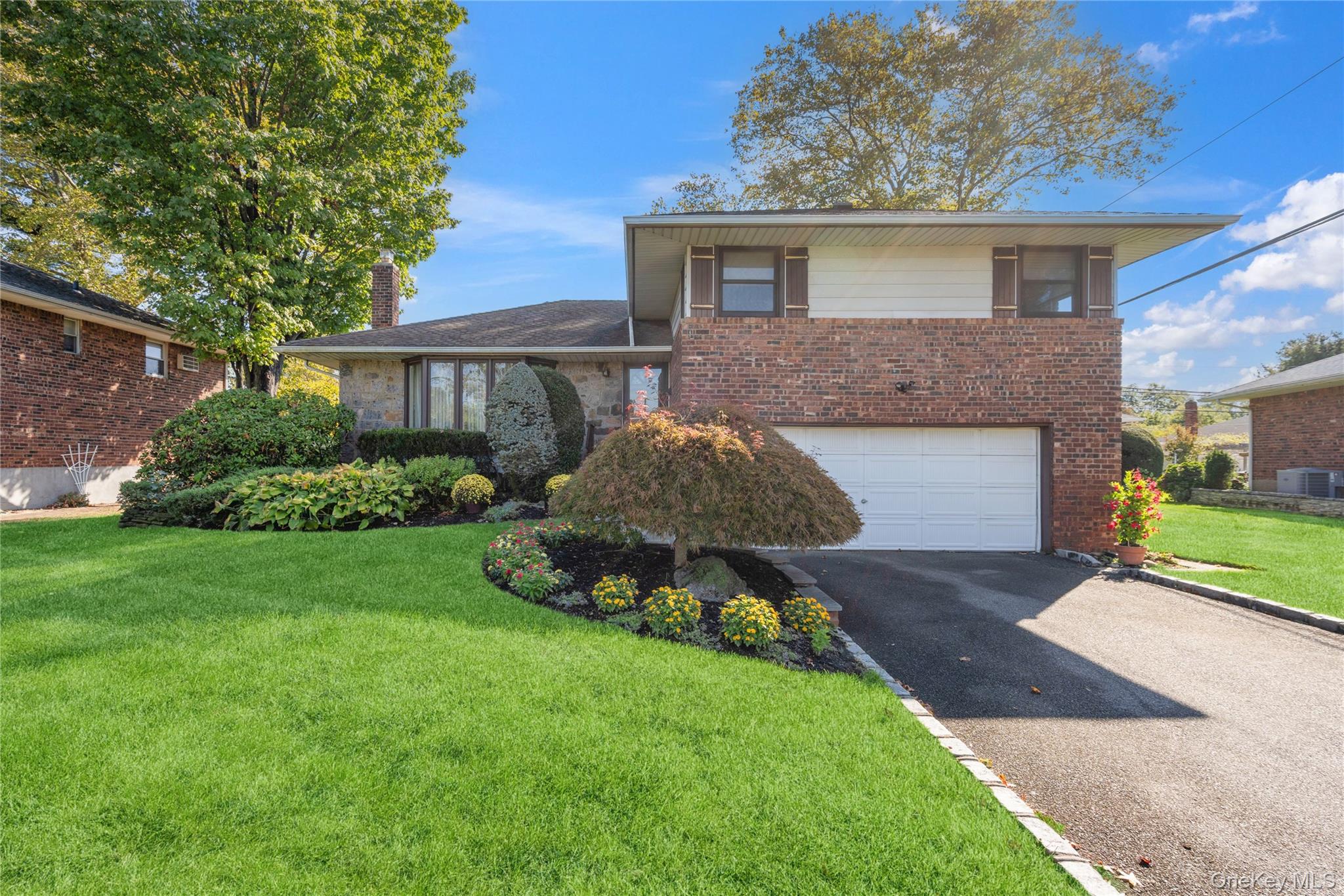 17 Center Drive, Syosset, NY 11791