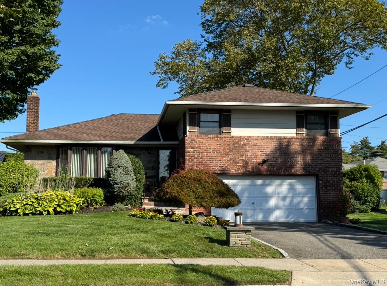 17 Center Drive, Syosset, NY 11791