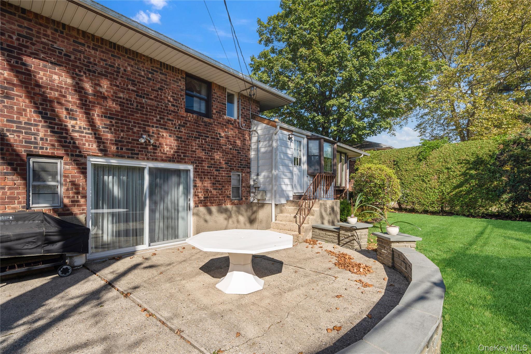 17 Center Drive, Syosset, NY 11791