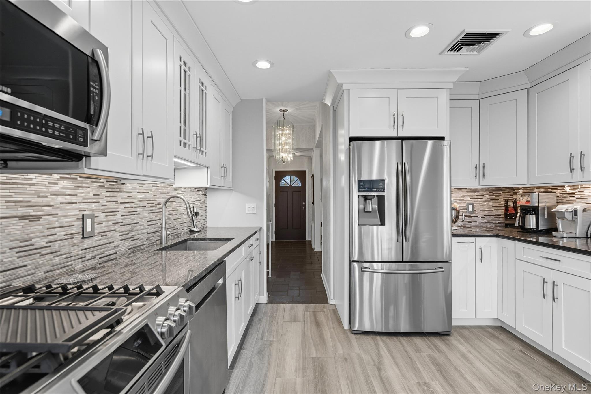 17 Center Drive, Syosset, NY 11791