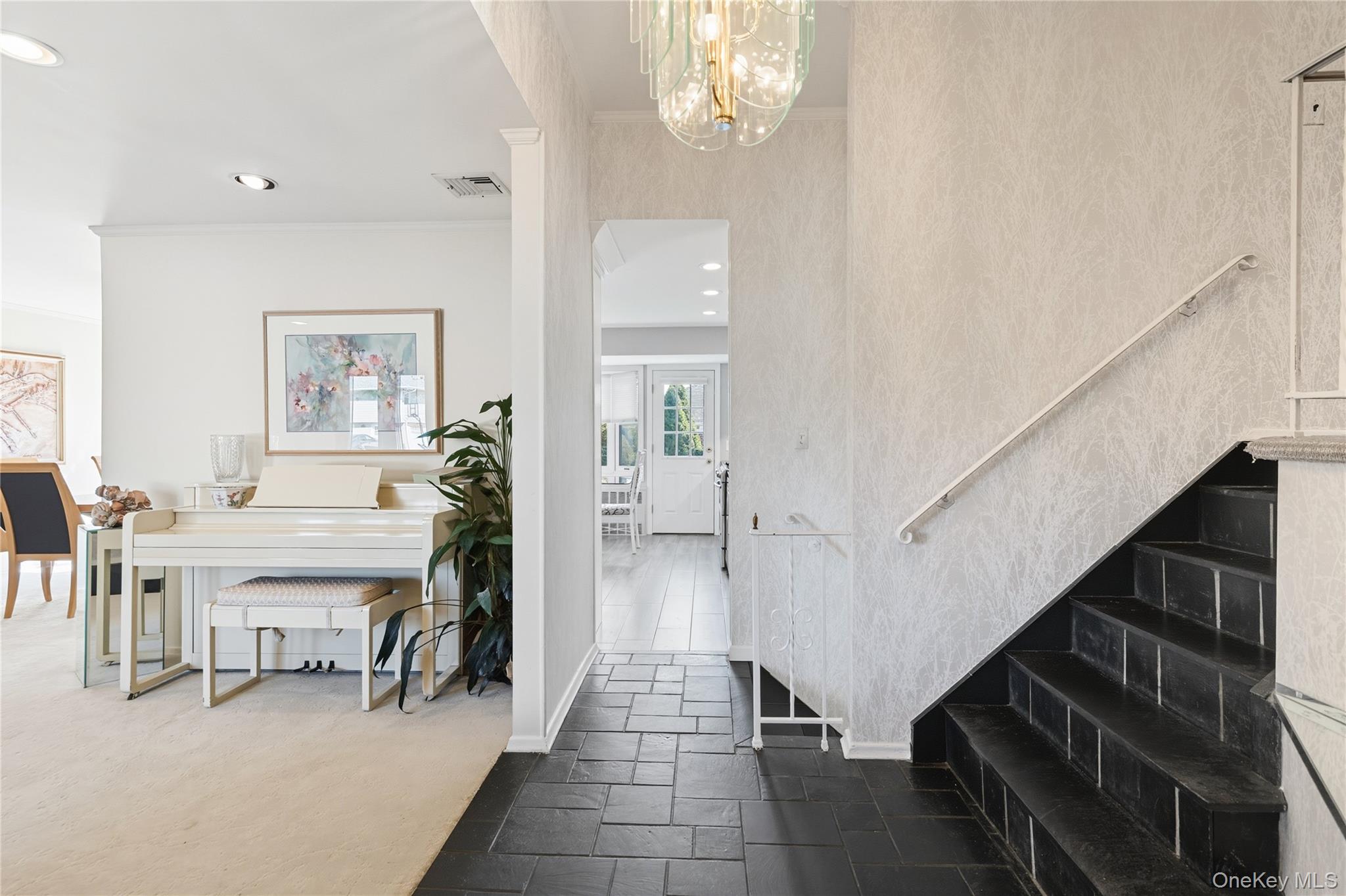 17 Center Drive, Syosset, NY 11791