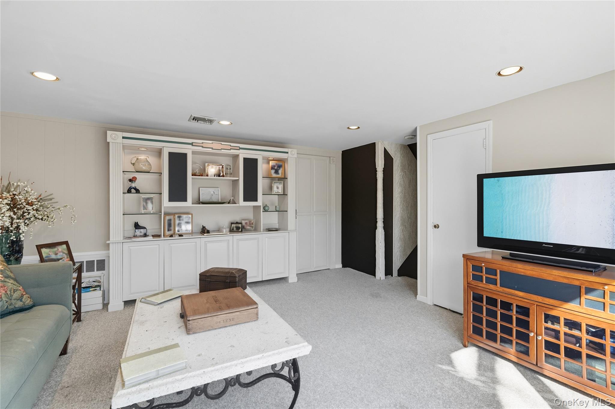 17 Center Drive, Syosset, NY 11791