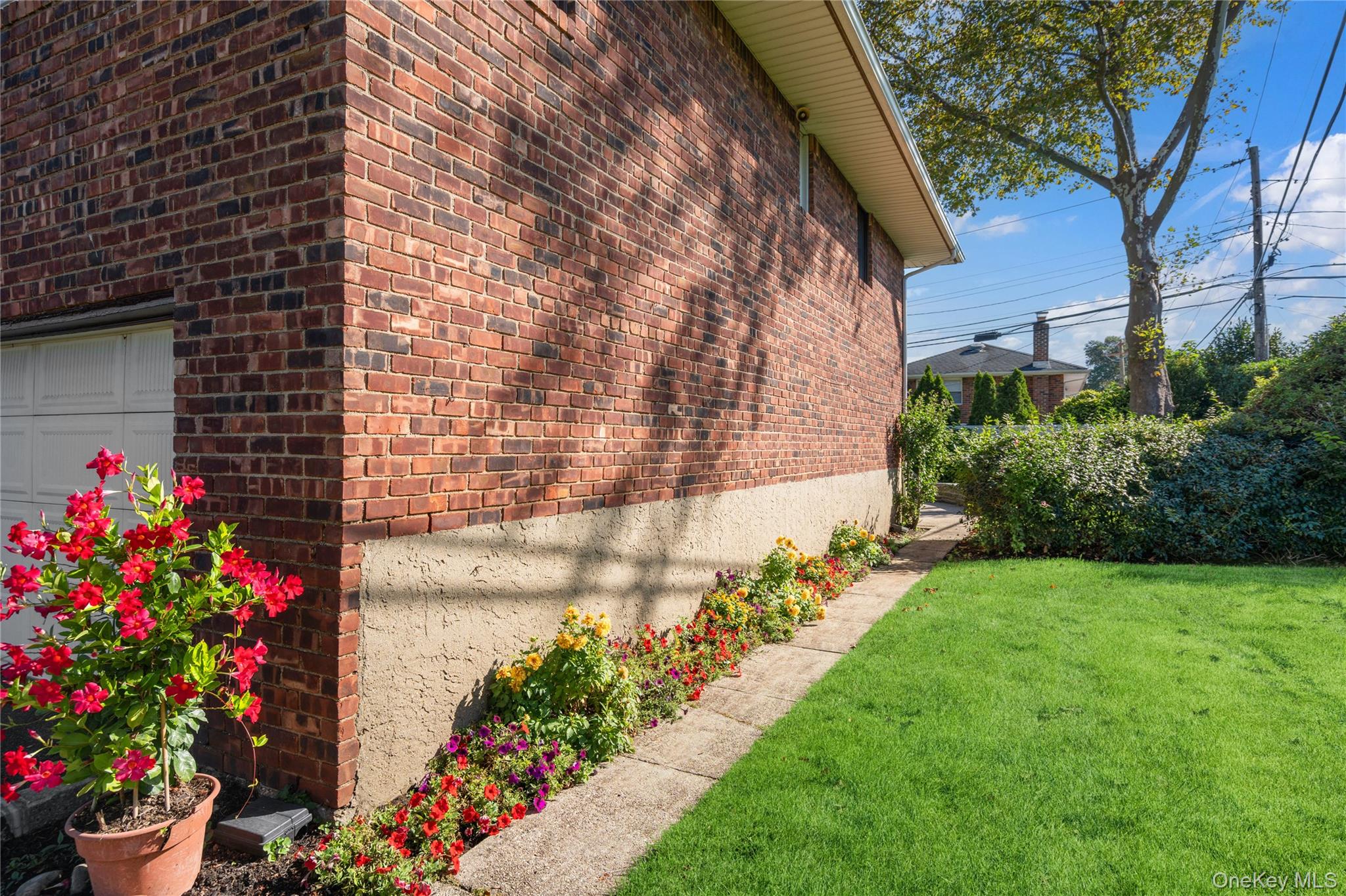 17 Center Drive, Syosset, NY 11791