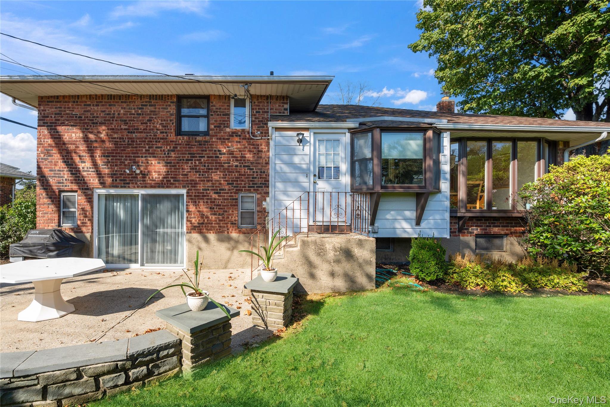 17 Center Drive, Syosset, NY 11791