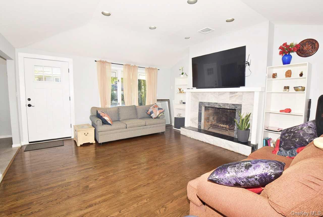 30 3rd Avenue, Huntington Station, NY 11746