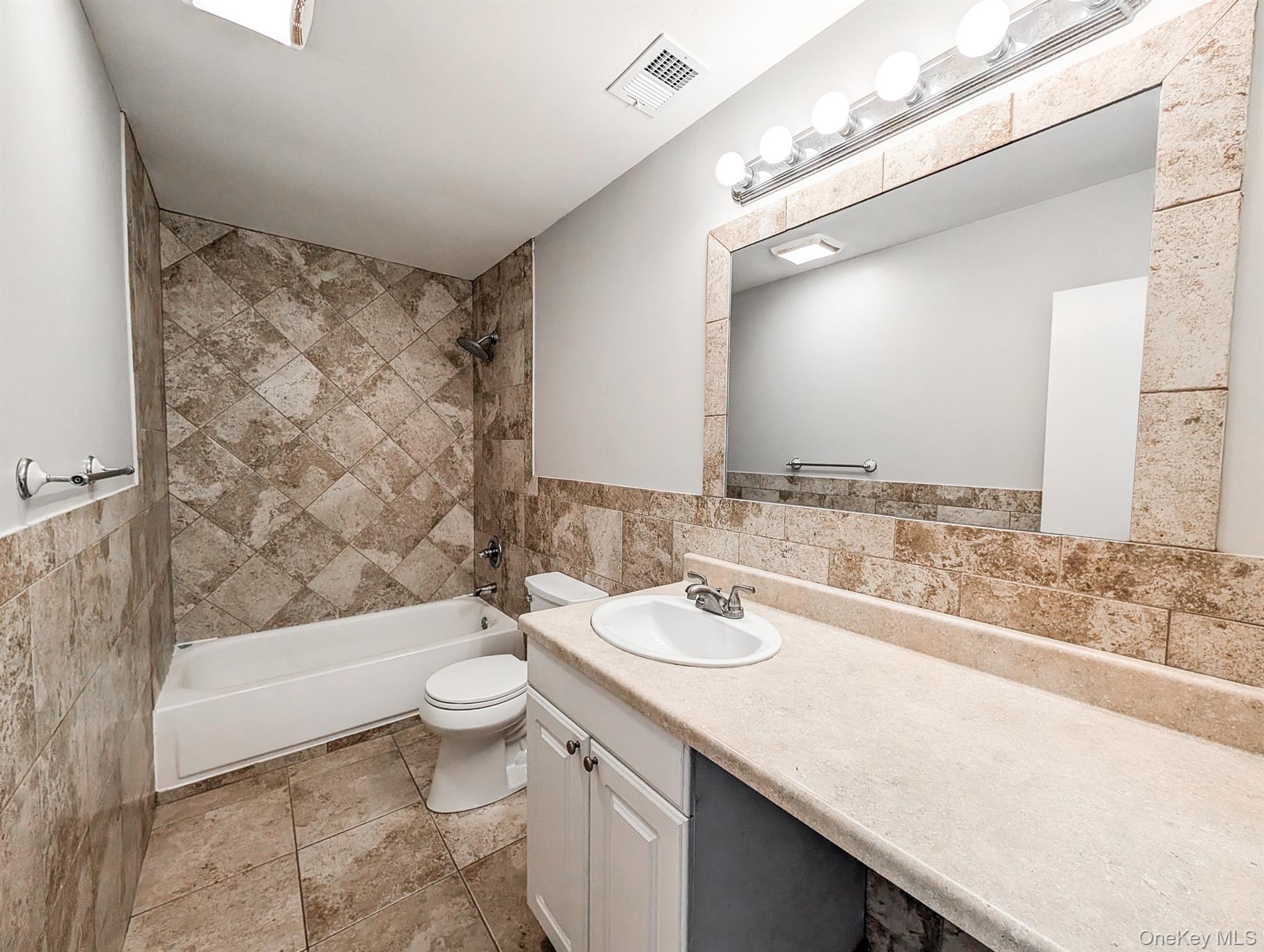 136 Hill Crescent, Calverton, NY 11933