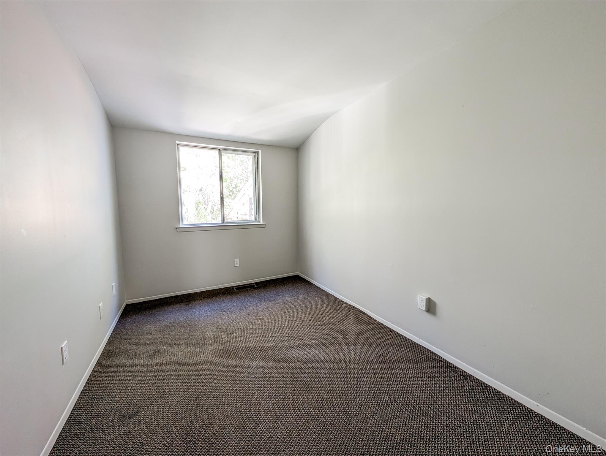 136 Hill Crescent, Calverton, NY 11933