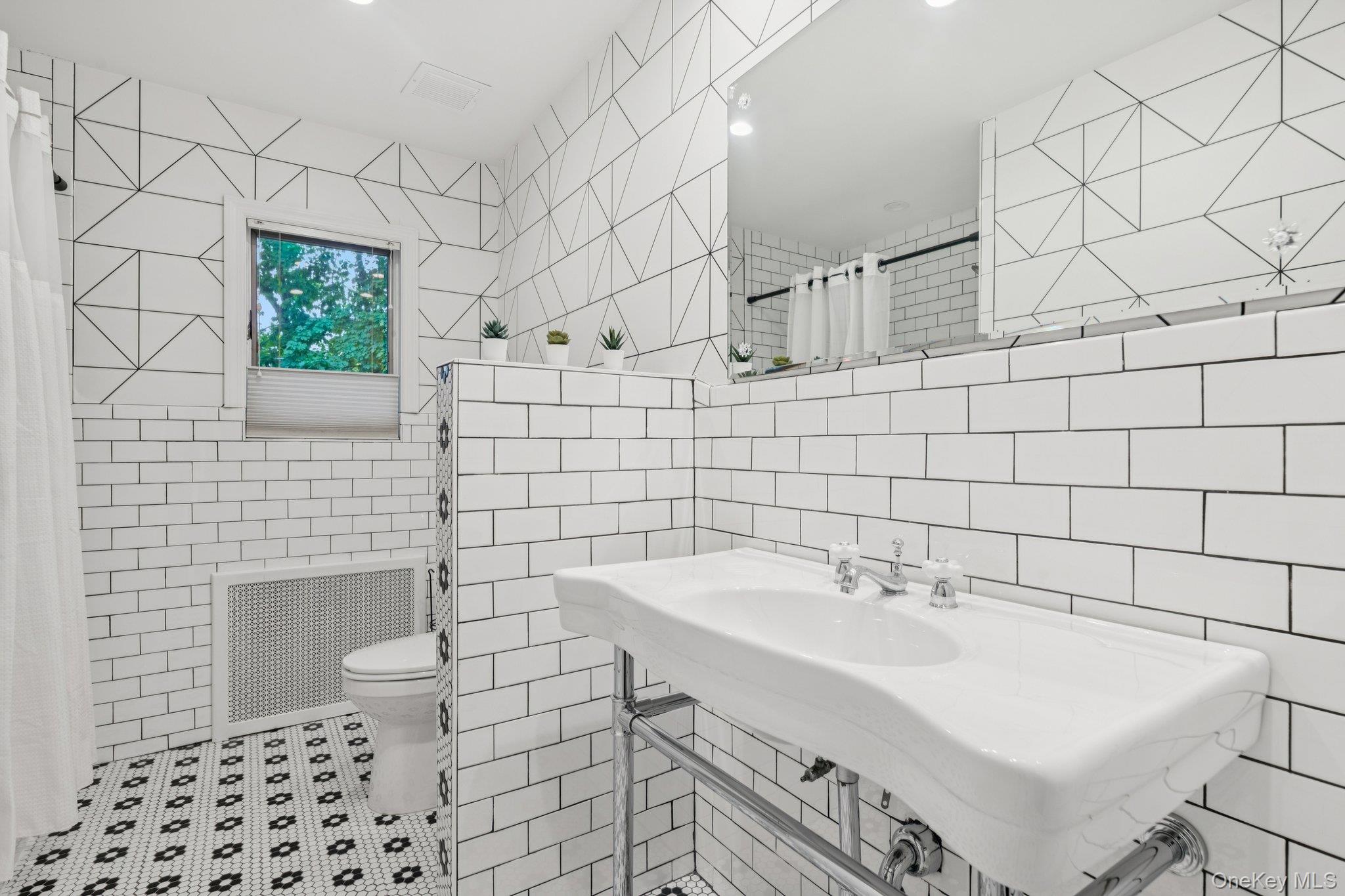 33 Scudders Lane, Glen Head, NY 11545