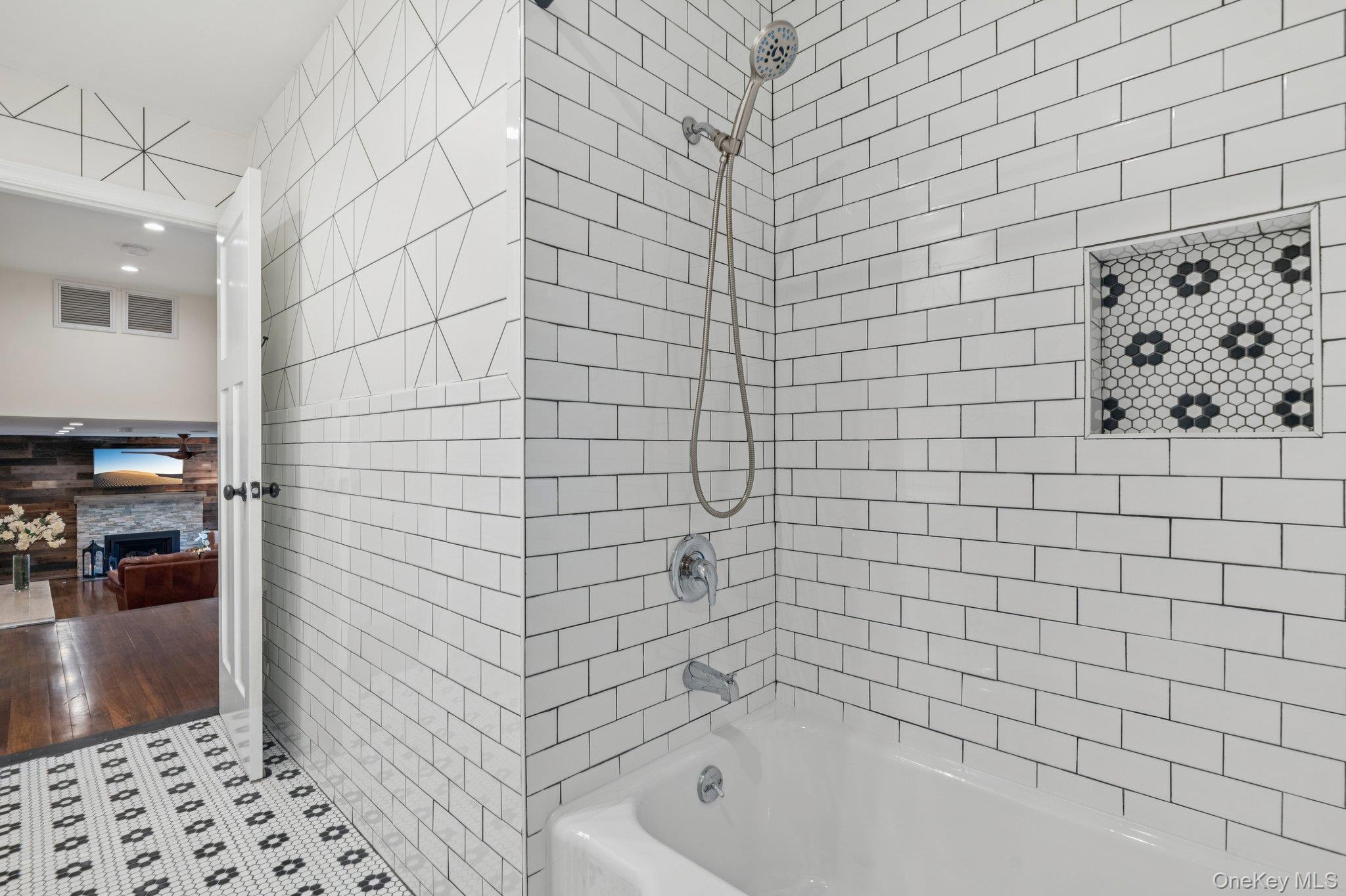 33 Scudders Lane, Glen Head, NY 11545