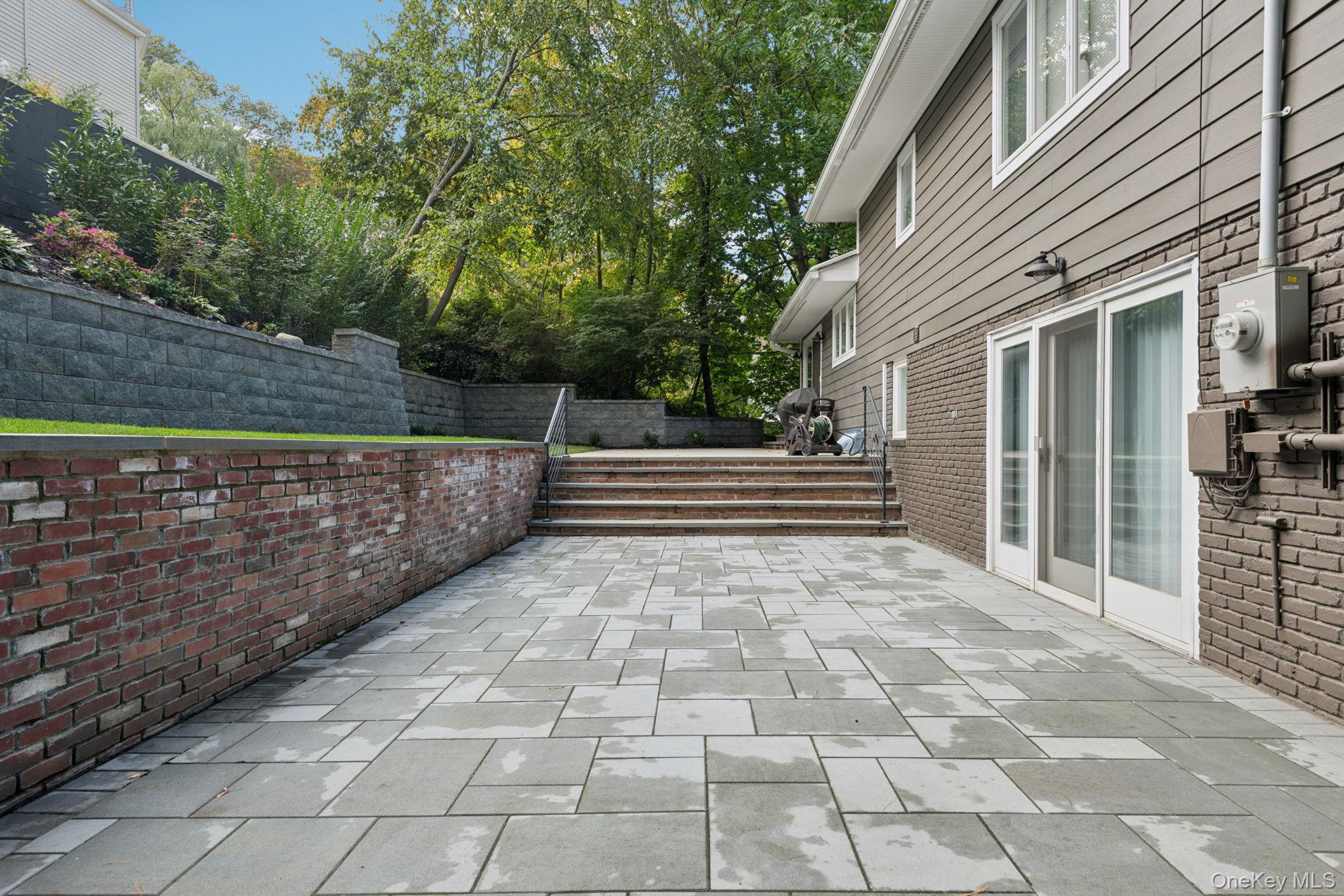 33 Scudders Lane, Glen Head, NY 11545