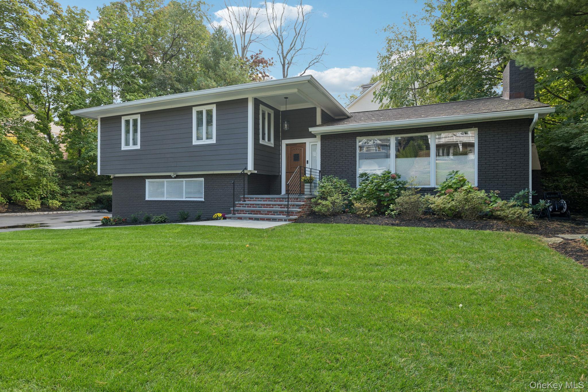 33 Scudders Lane, Glen Head, NY 11545