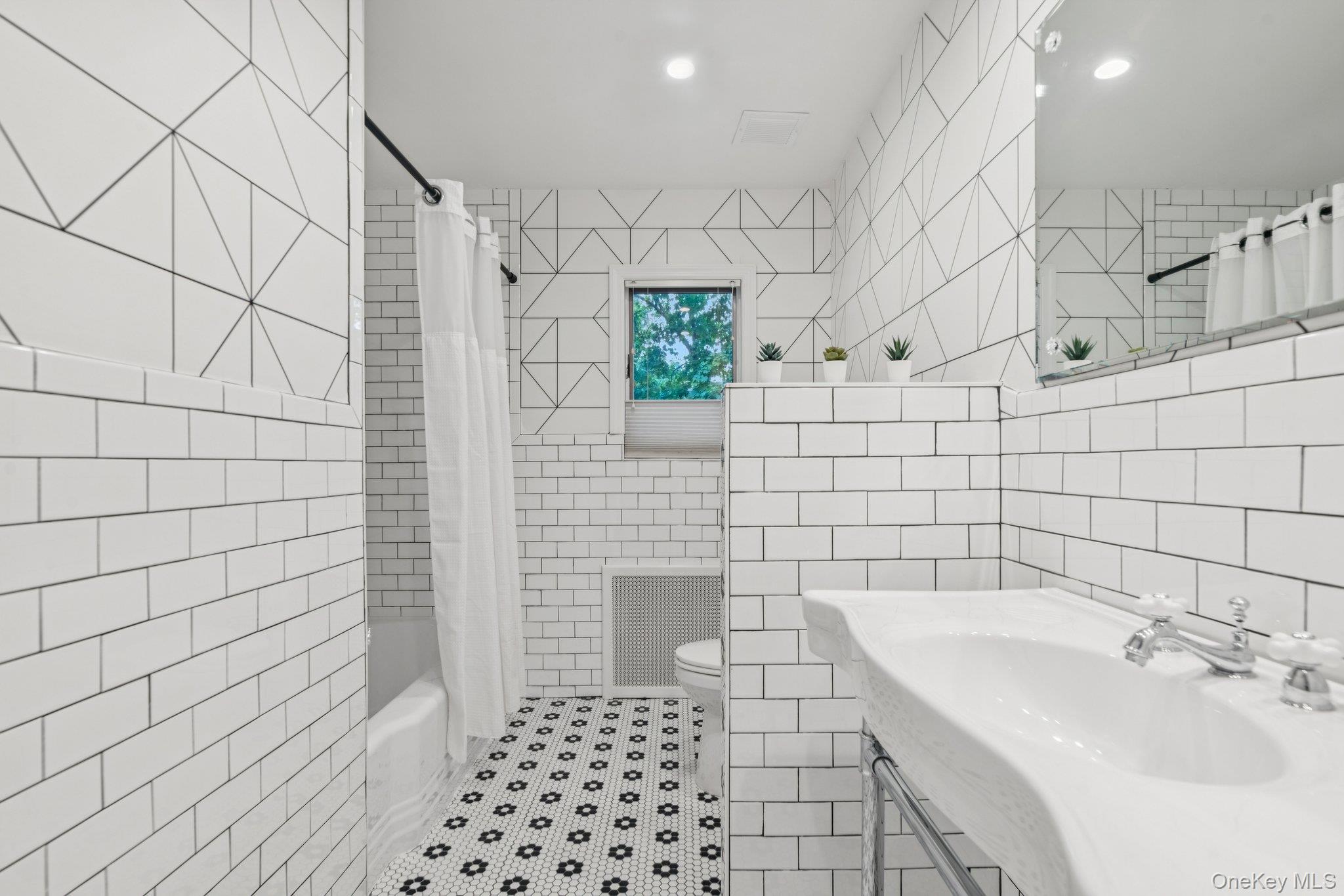 33 Scudders Lane, Glen Head, NY 11545