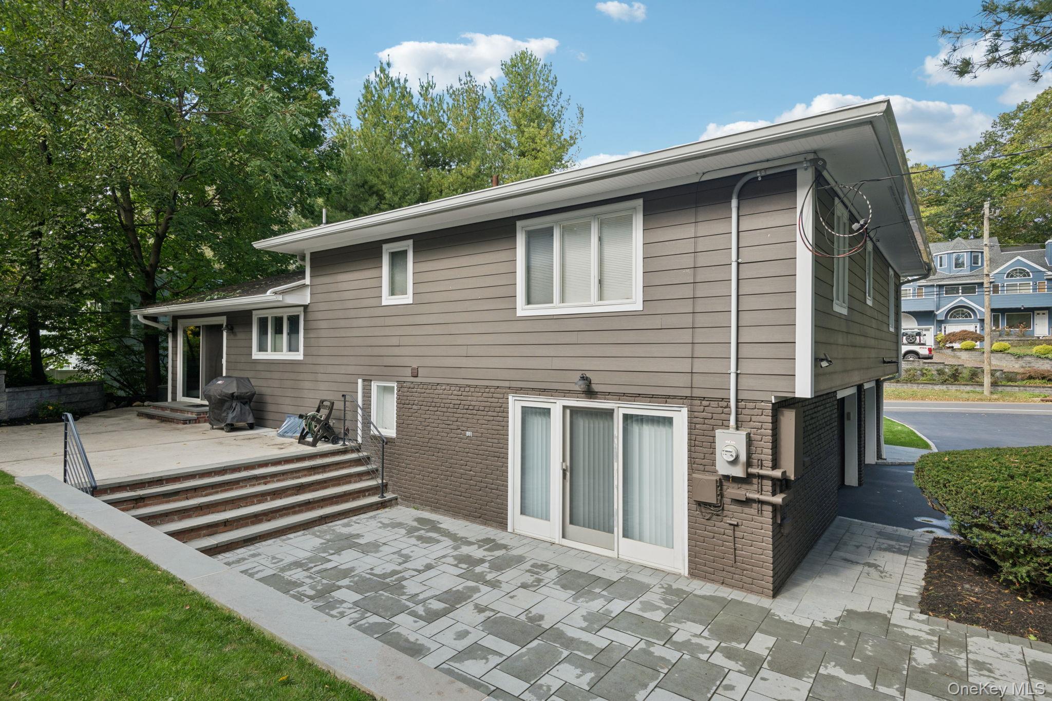 33 Scudders Lane, Glen Head, NY 11545