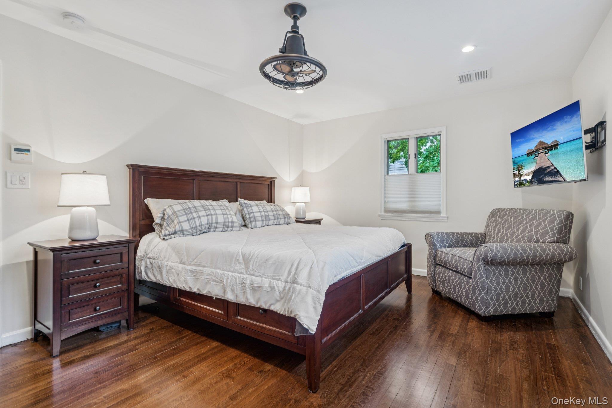 33 Scudders Lane, Glen Head, NY 11545