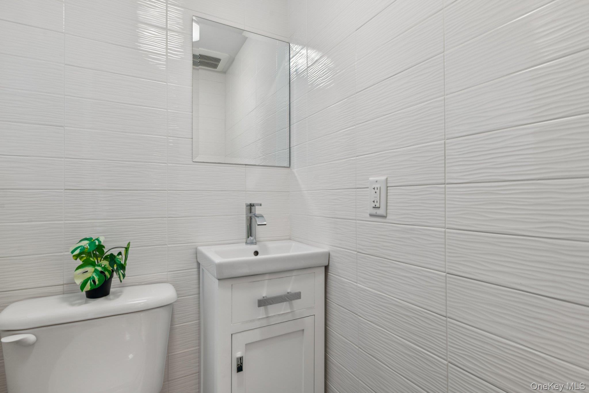 33 Scudders Lane, Glen Head, NY 11545