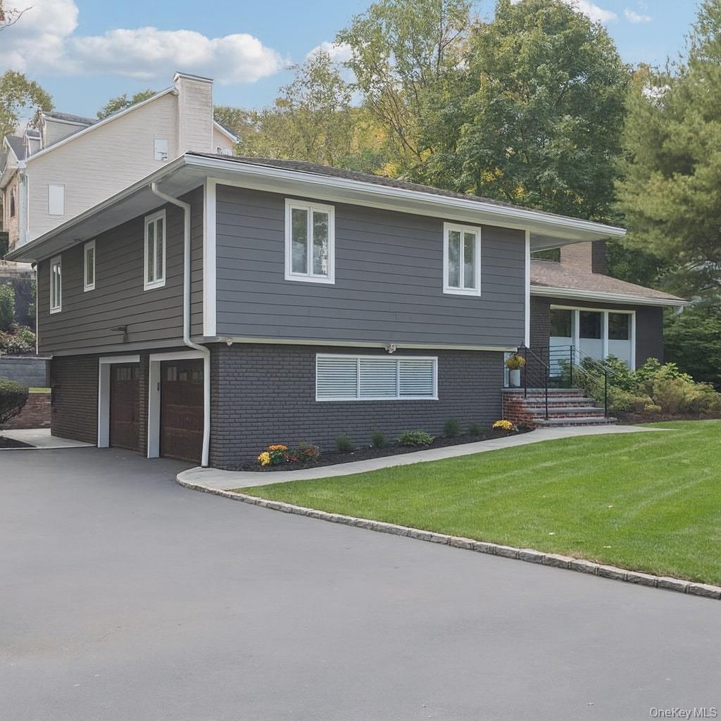 33 Scudders Lane, Glen Head, NY 11545