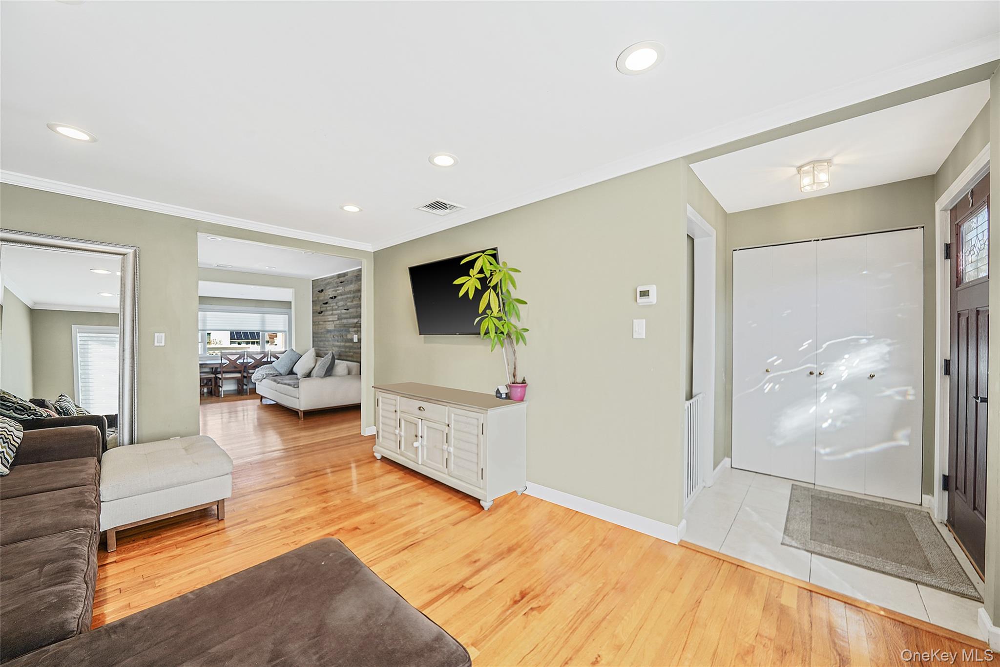 17 Barnstable Road, East Rockaway, NY 11518