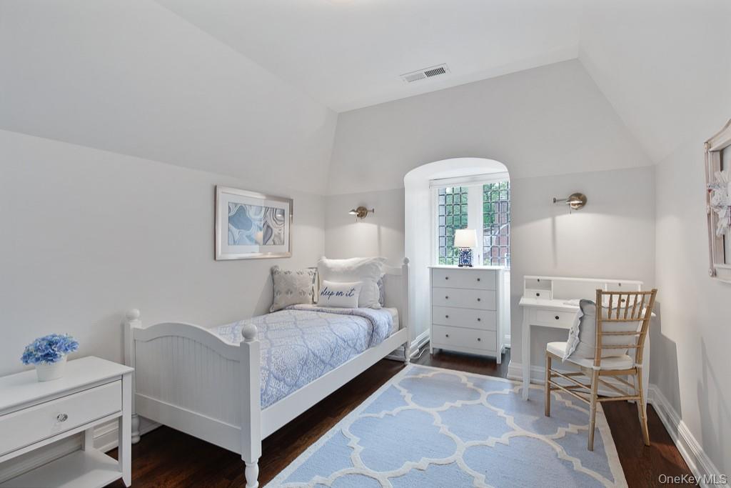 21 Hampshire Road, Bronxville, NY 10708