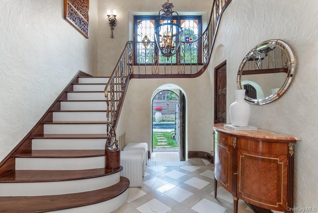 21 Hampshire Road, Bronxville, NY 10708