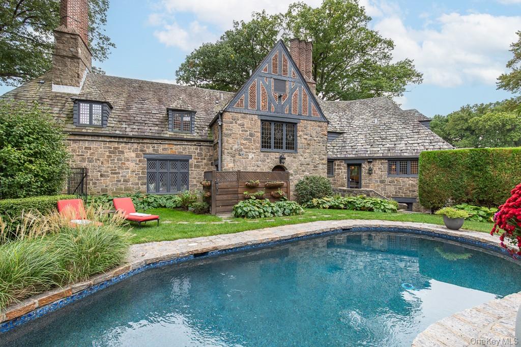 21 Hampshire Road, Bronxville, NY 10708