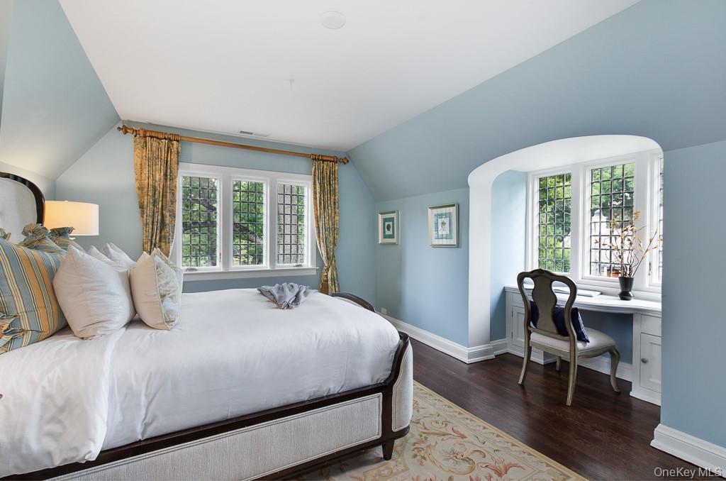 21 Hampshire Road, Bronxville, NY 10708