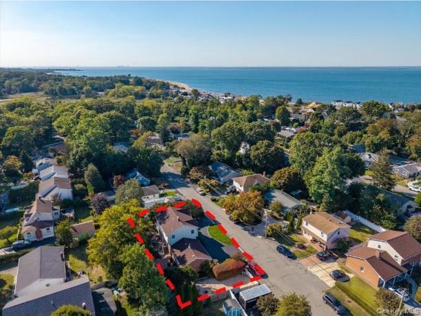 18 Violet Road, Bayville, NY 11709