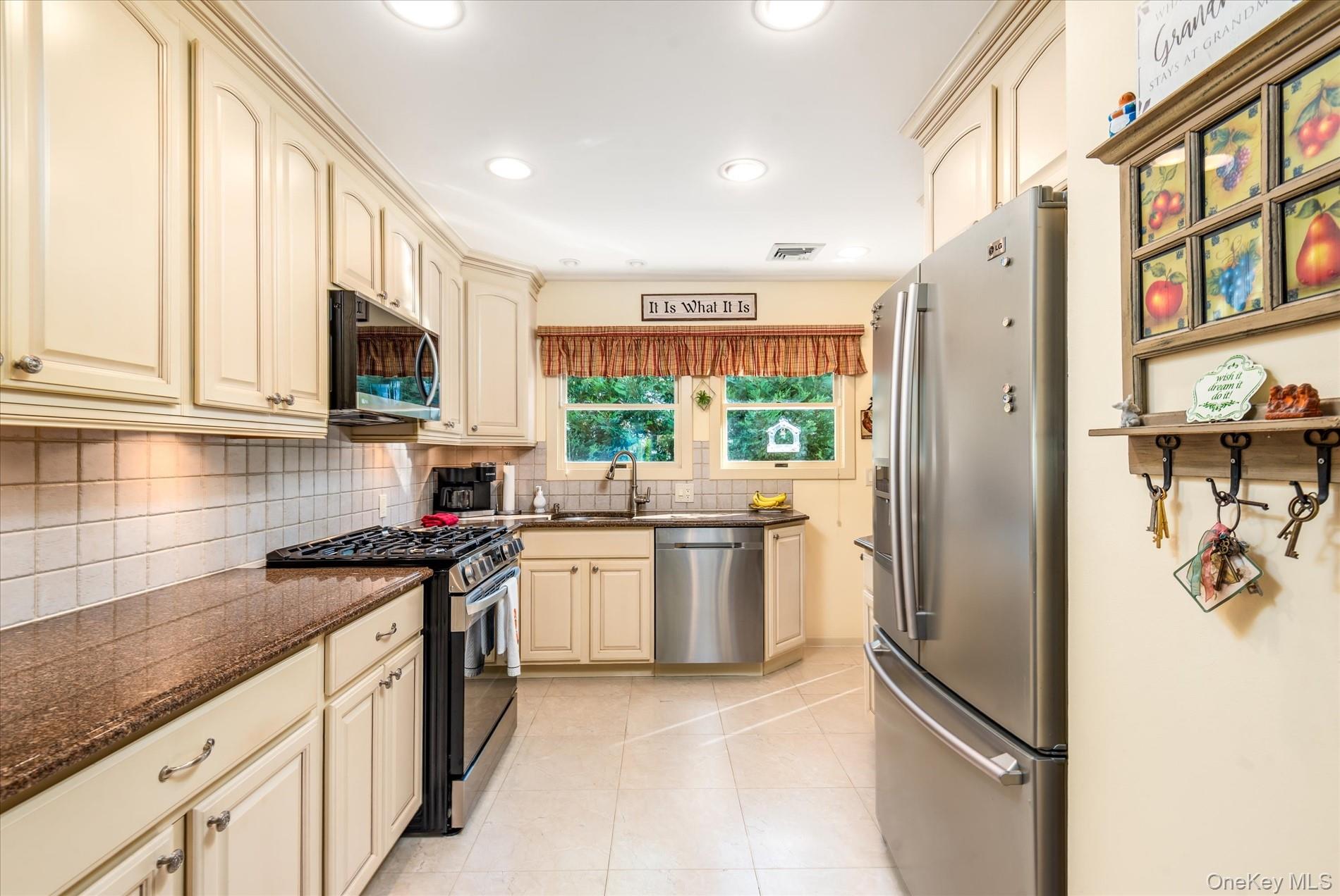 18 Violet Road, Bayville, NY 11709