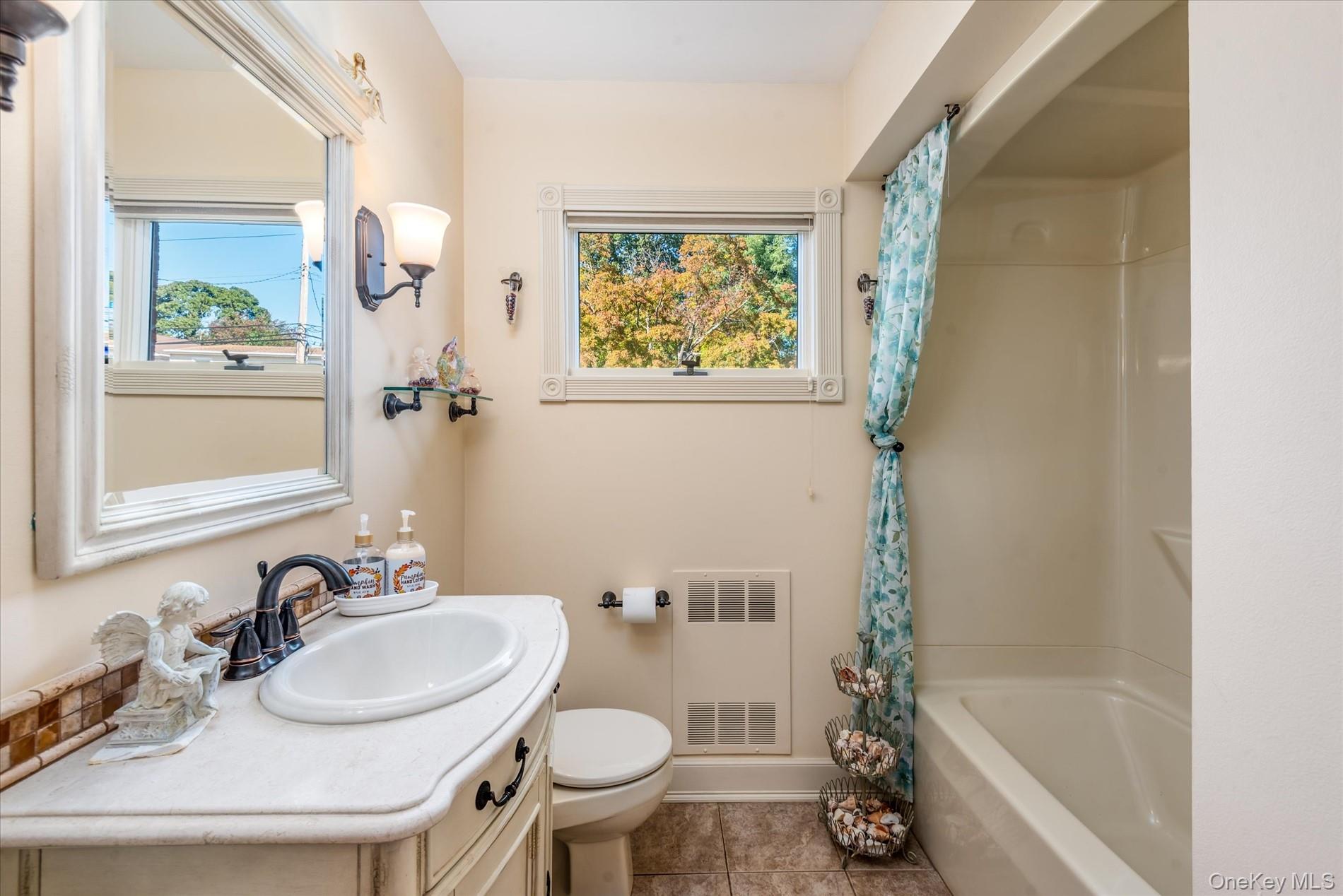 18 Violet Road, Bayville, NY 11709