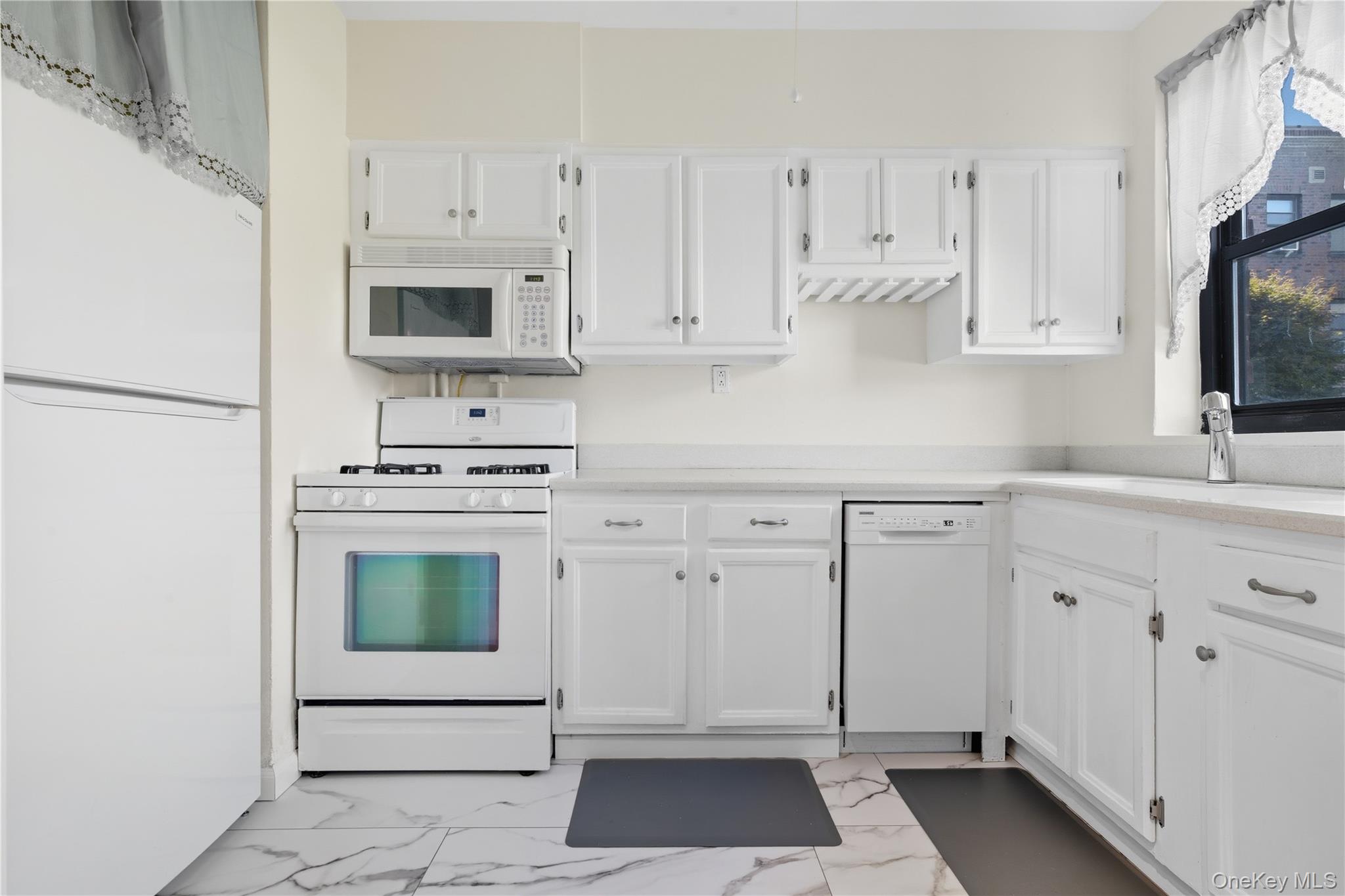 1 Jefferson Avenue # D2, Rockville Centre, NY 11570