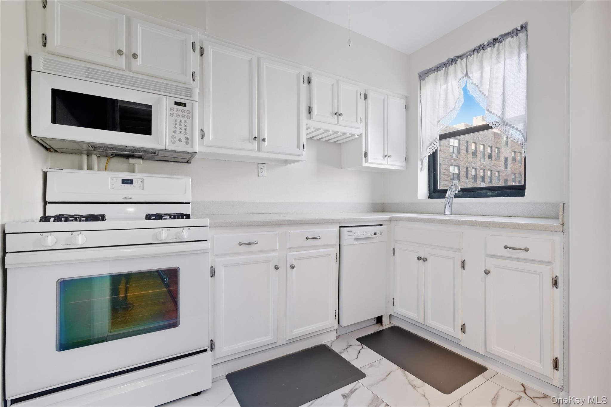 1 Jefferson Avenue # D2, Rockville Centre, NY 11570