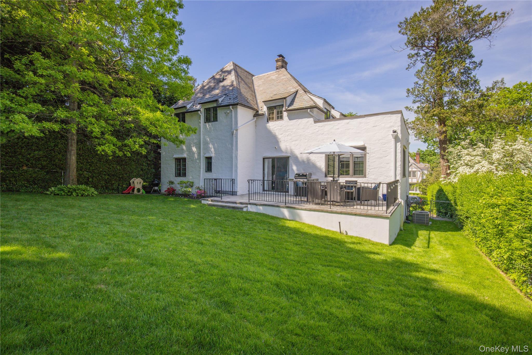 209 Pondfield Road W, Bronxville, NY 10708