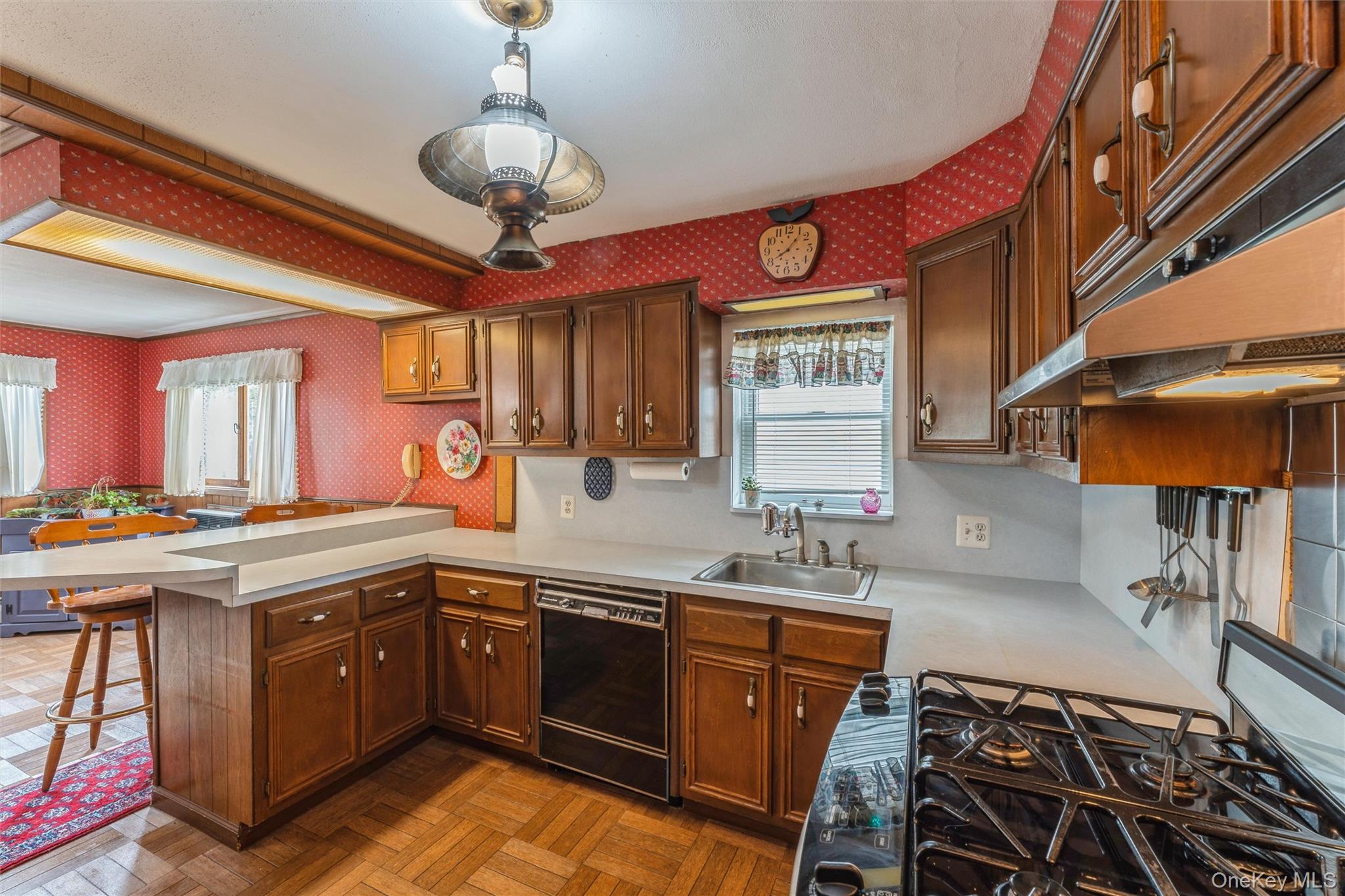 596 Foch Boulevard, Williston Park, NY 11596