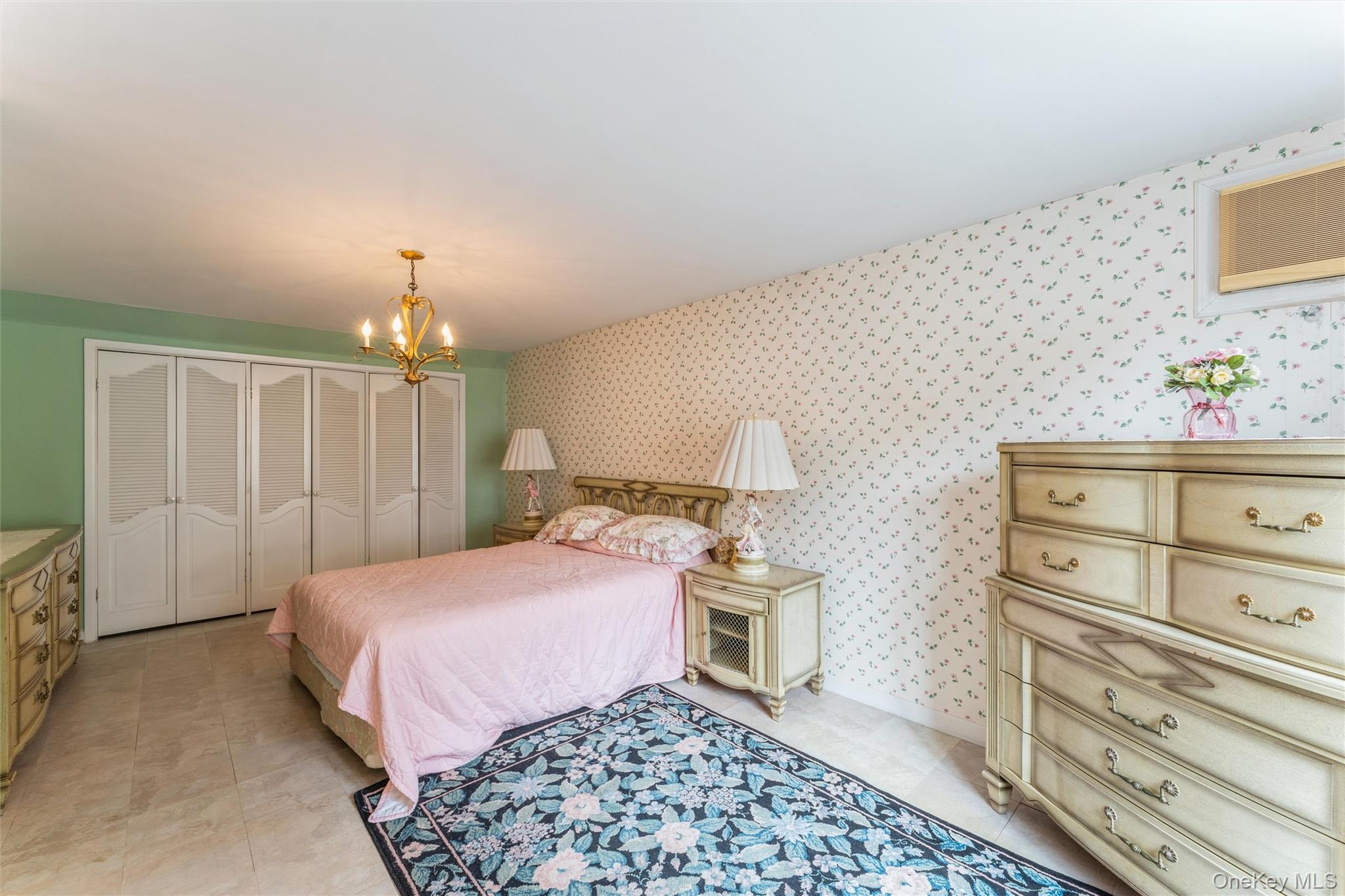 596 Foch Boulevard, Williston Park, NY 11596