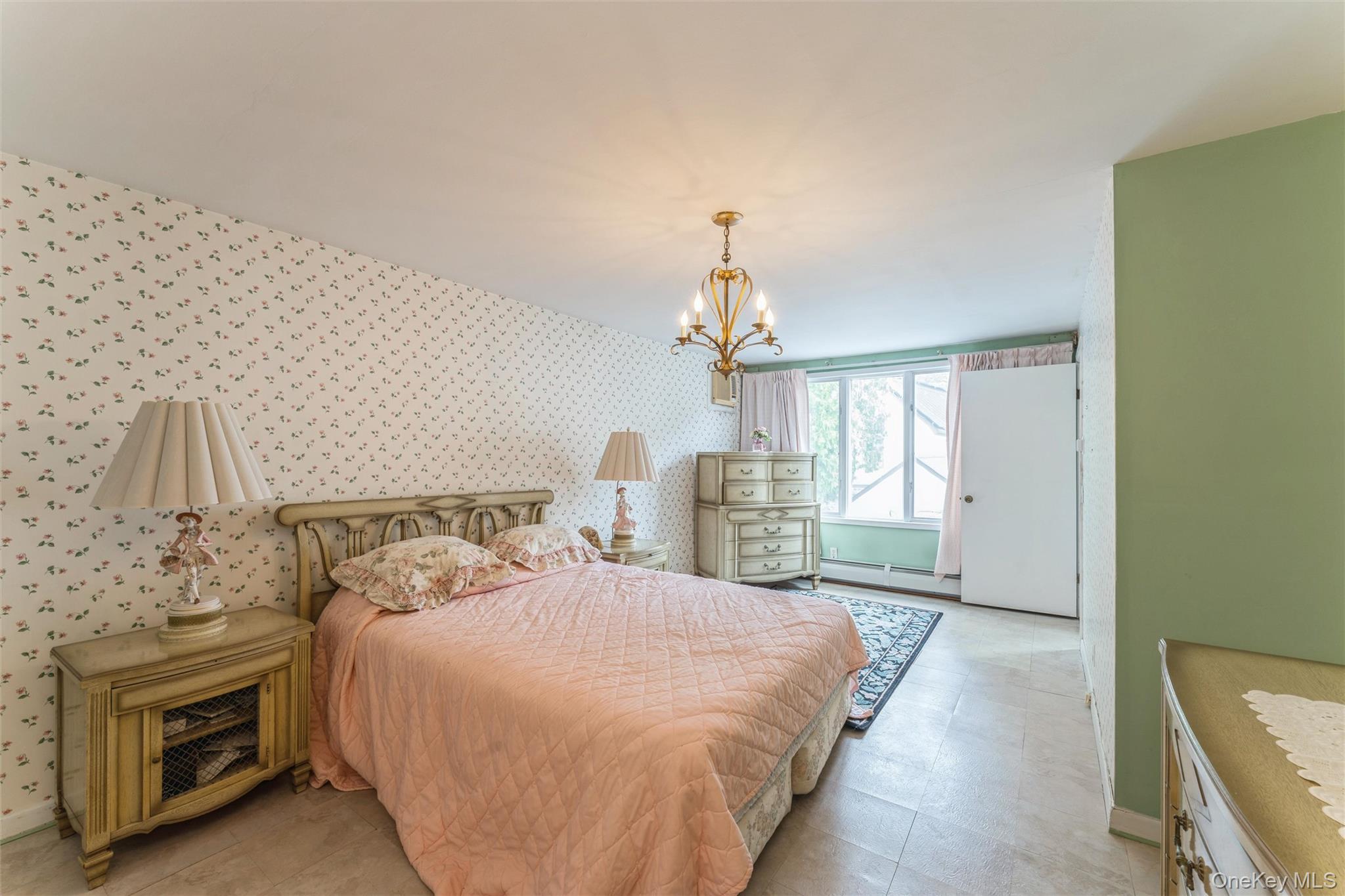 596 Foch Boulevard, Williston Park, NY 11596