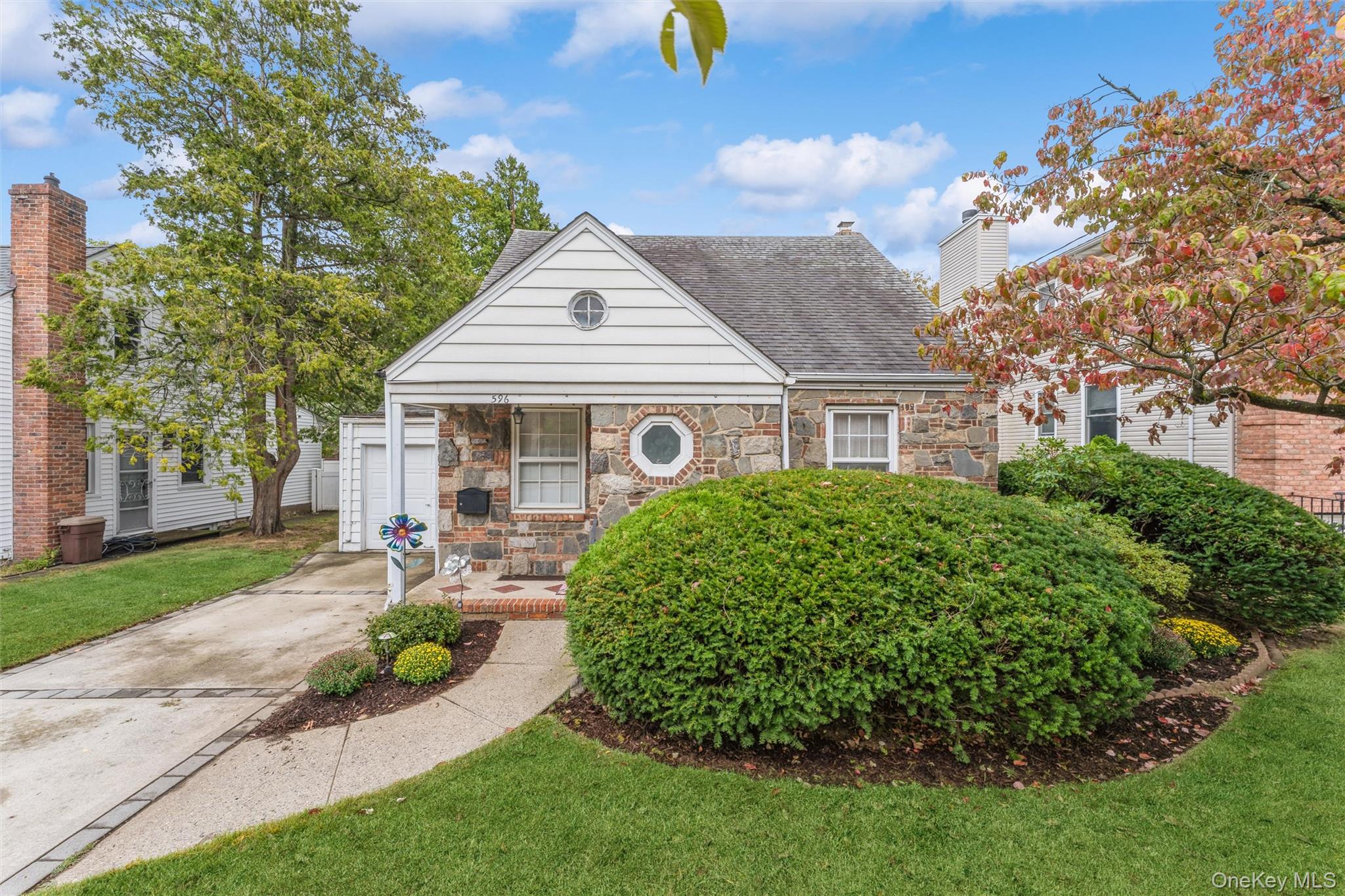 596 Foch Boulevard, Williston Park, NY 11596