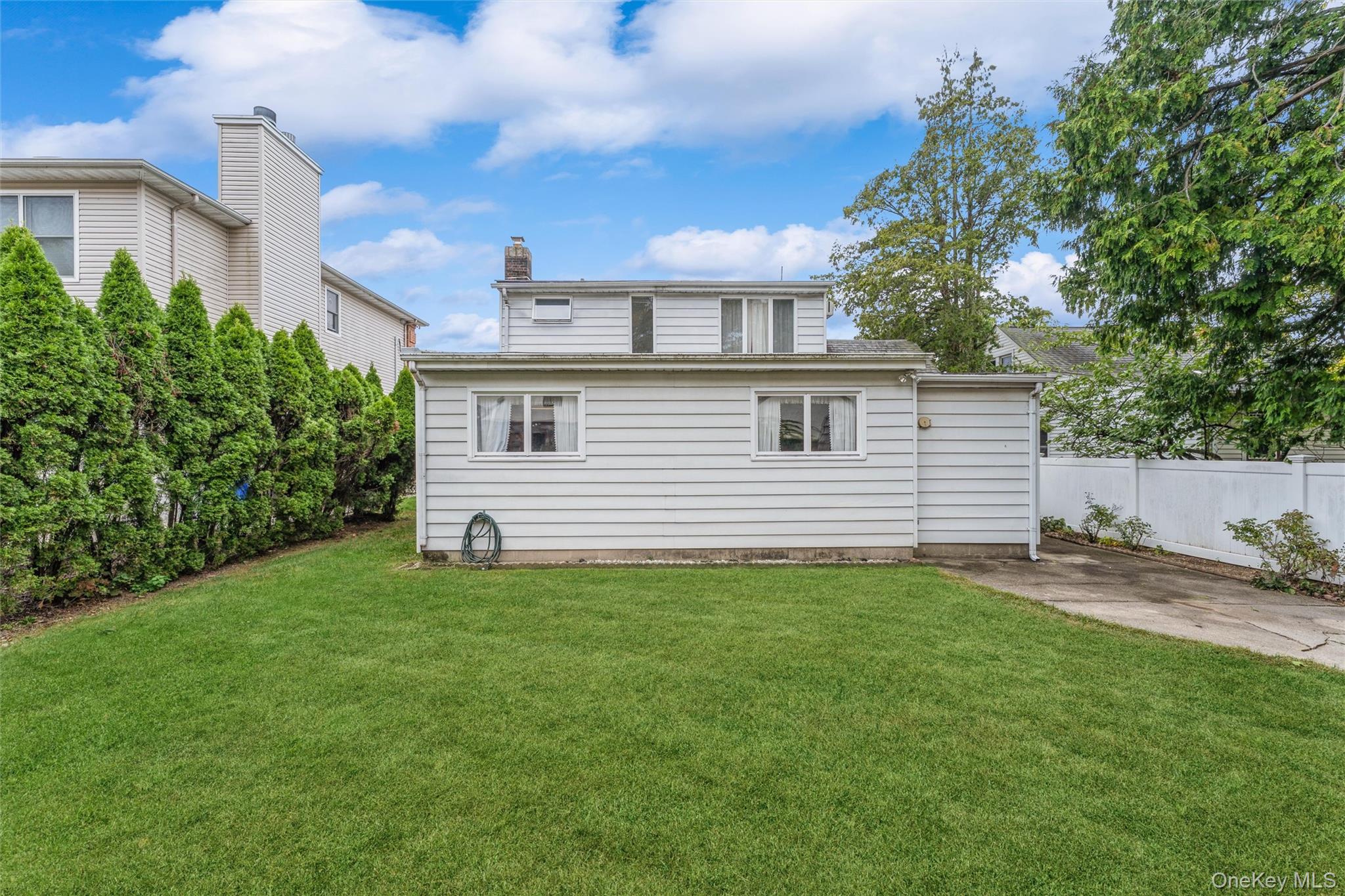 596 Foch Boulevard, Williston Park, NY 11596