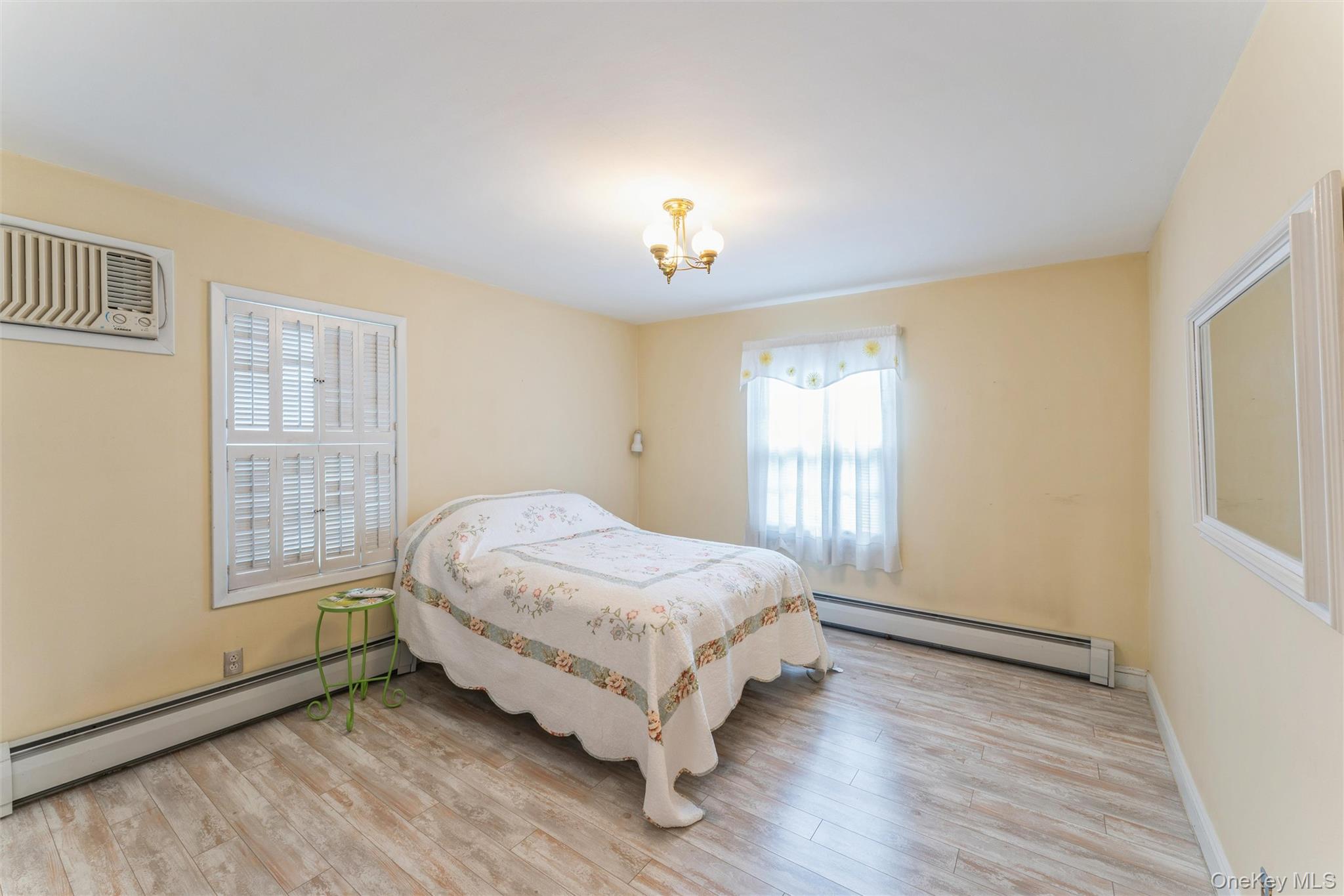 596 Foch Boulevard, Williston Park, NY 11596