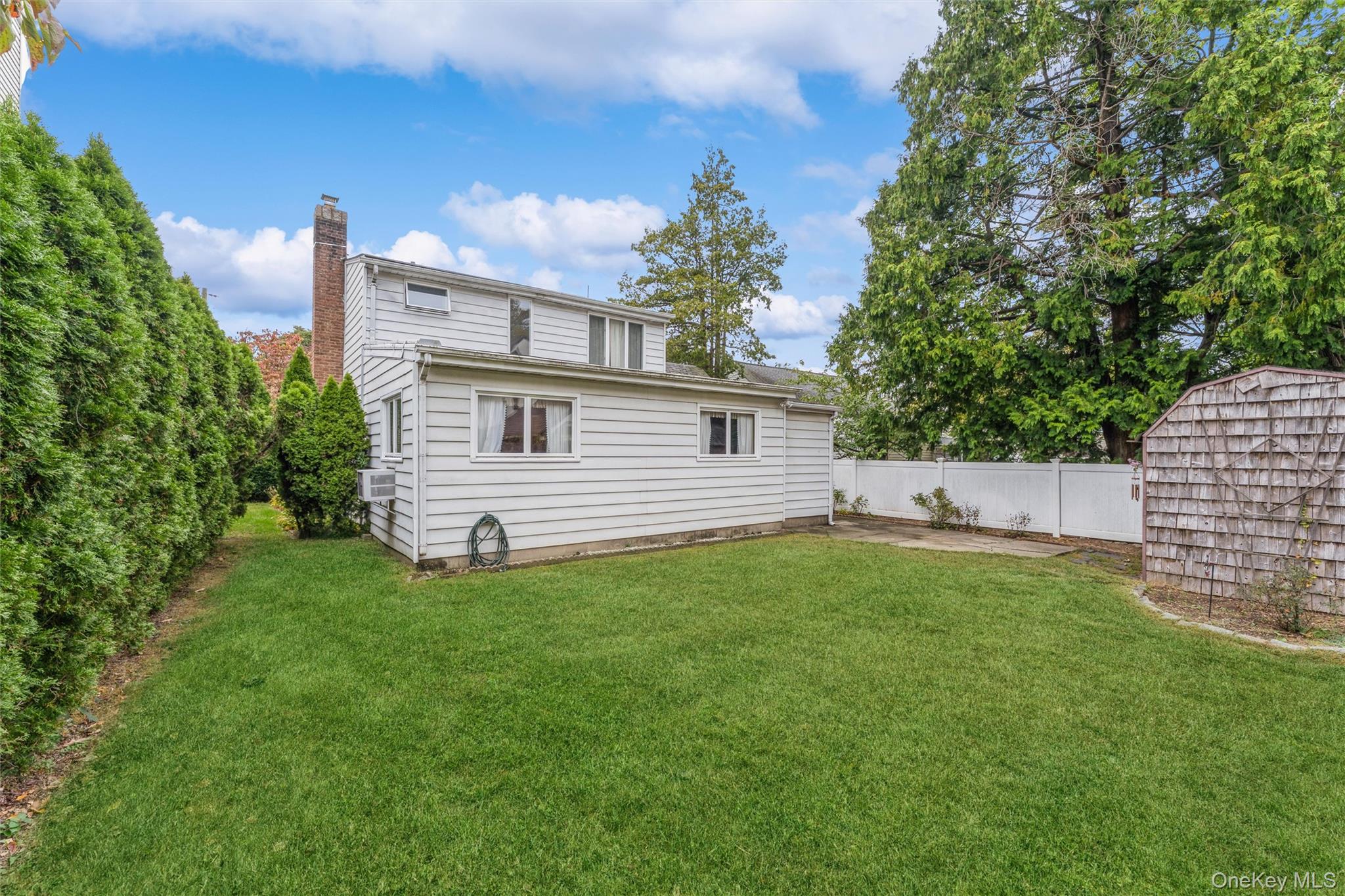 596 Foch Boulevard, Williston Park, NY 11596