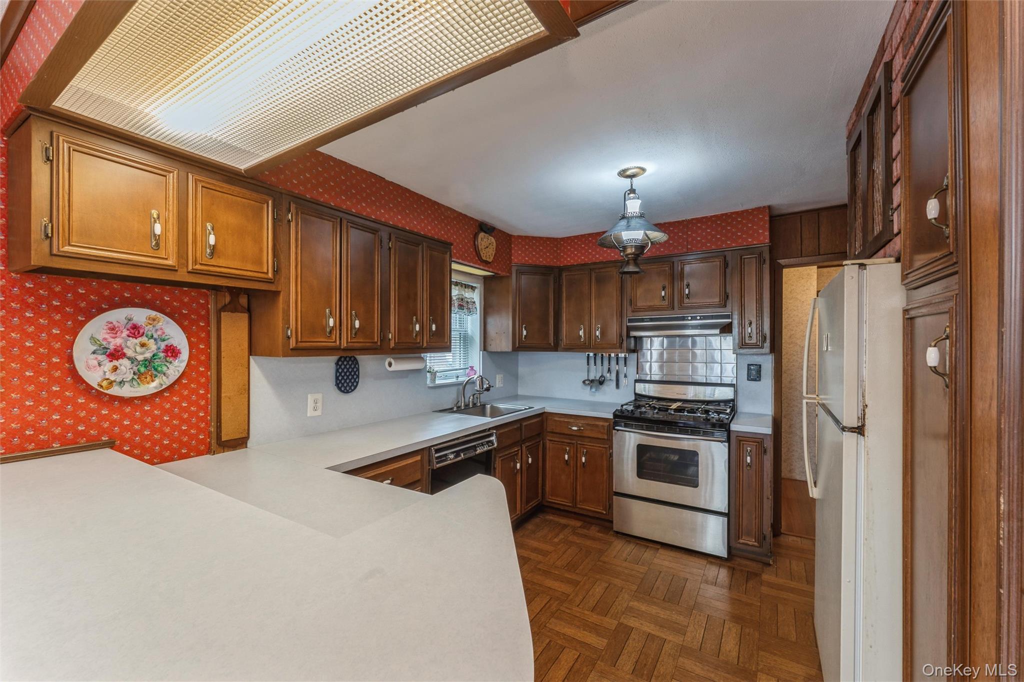 596 Foch Boulevard, Williston Park, NY 11596