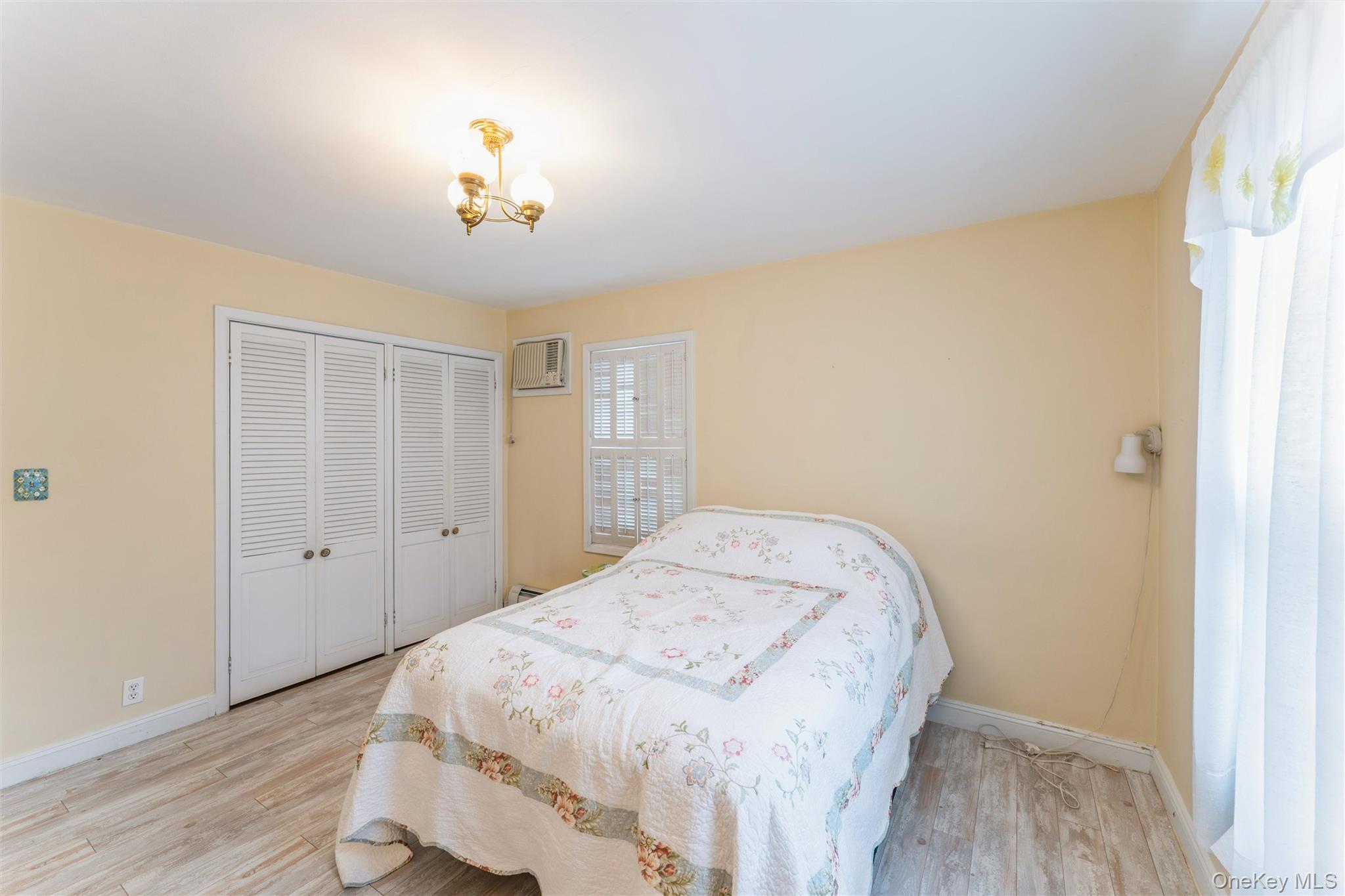 596 Foch Boulevard, Williston Park, NY 11596